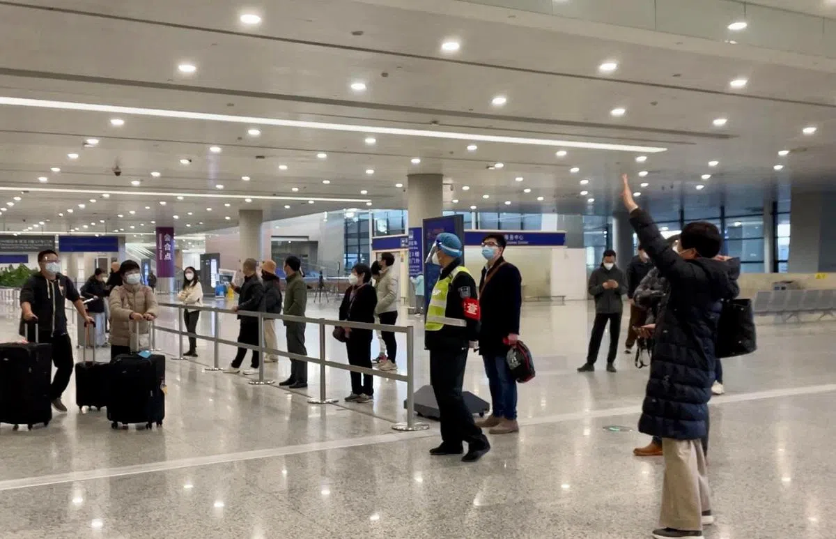 上海浦东机场星期天早晨迎来第一批无须集中隔离的国际旅客，他们入境后可直接与在场等候的亲友相聚。（陈婧摄）