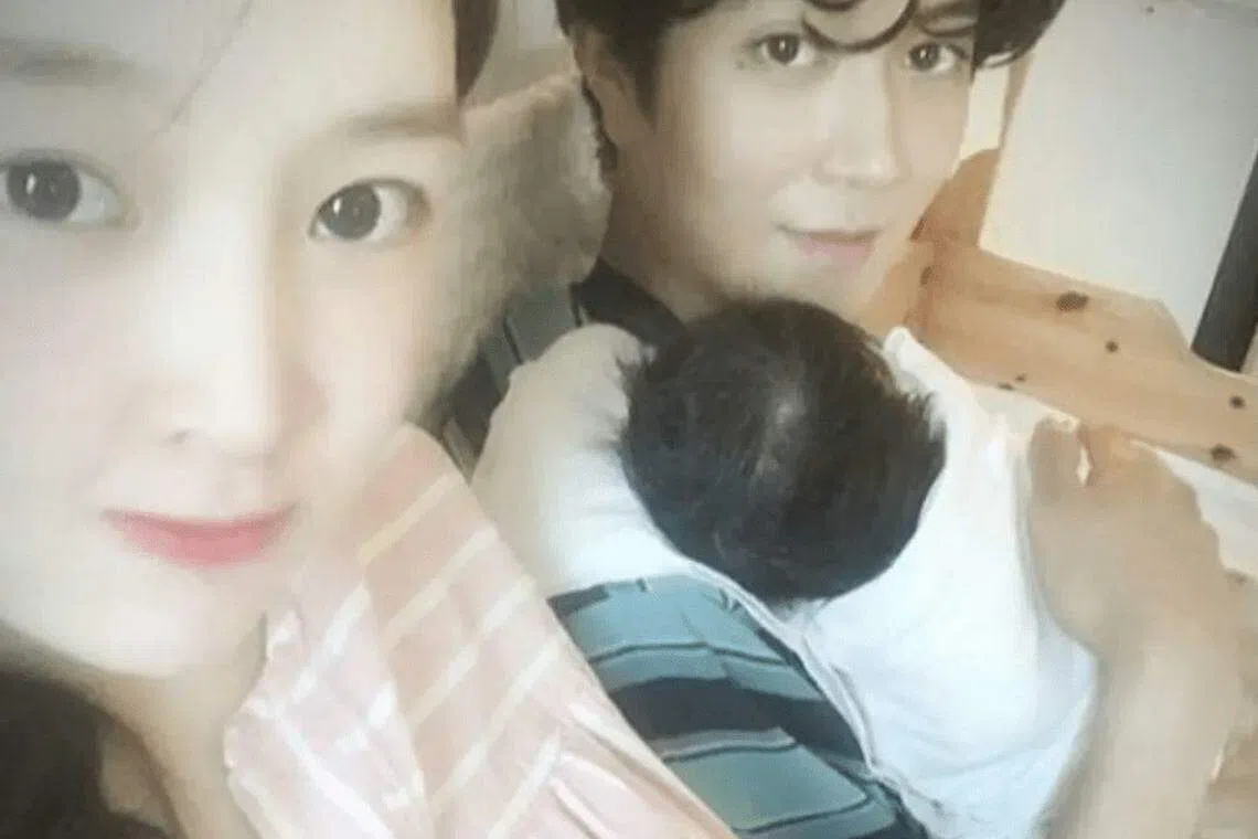 李雅凛（左）坚持要与丈夫离婚，尽管两人的小儿子不足1岁。（互联网）