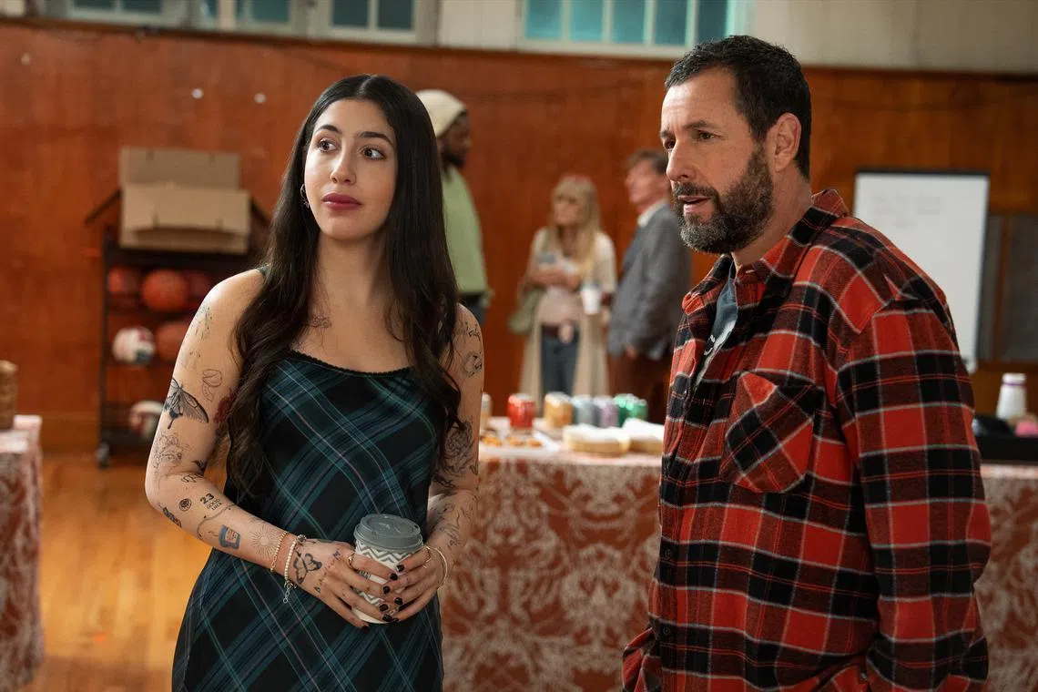 亚当桑德勒的两个女儿从小就开始参演父亲的电影。图为他与大女儿Sadie。（Netflix提供）