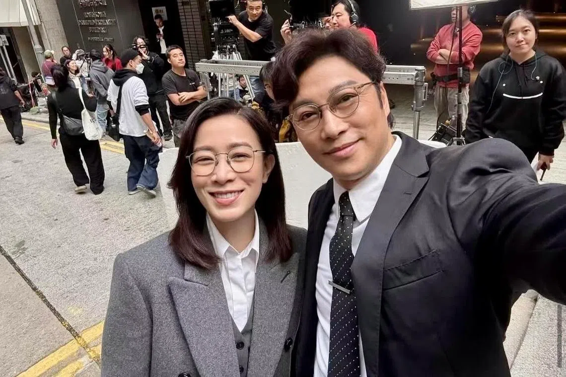 谭耀文（右）剧中与佘诗曼饰演的法官是离婚夫妻，但在法庭上并肩作战，共同维护正义。（取自谭耀文IG）
