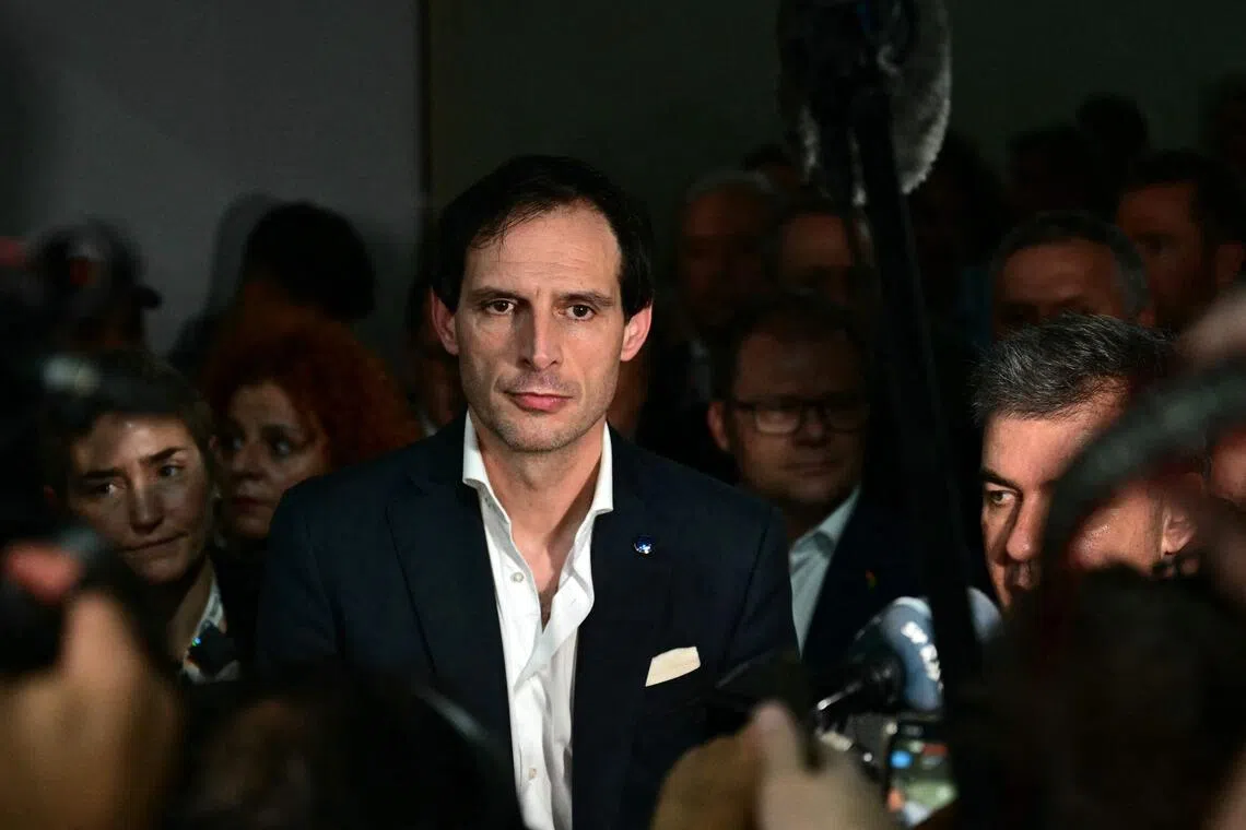 11月22日，在巴西帕拉州贝伦举行的第30届联合国气候变化大会（COP30）结束后，欧盟气候行动专员沃普克·霍克斯特拉（中）聆听丹麦气候、能源和公用事业部长拉尔斯·阿加德（右）向记者发表讲话。（法新社）