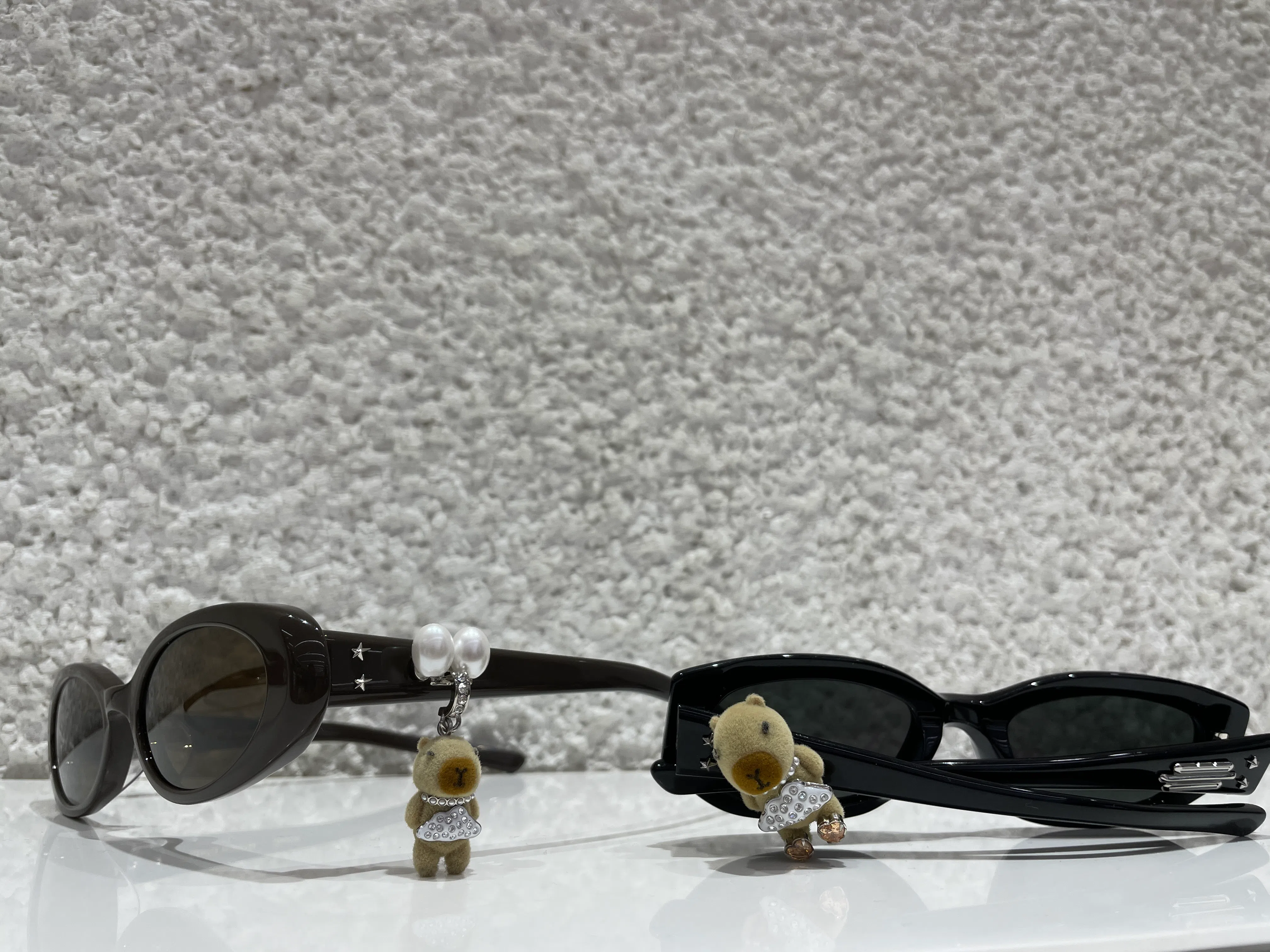 水豚是Jennie喜欢的动物，因此她这次把它们设计成可爱的镜腿装饰。（林方伟摄）