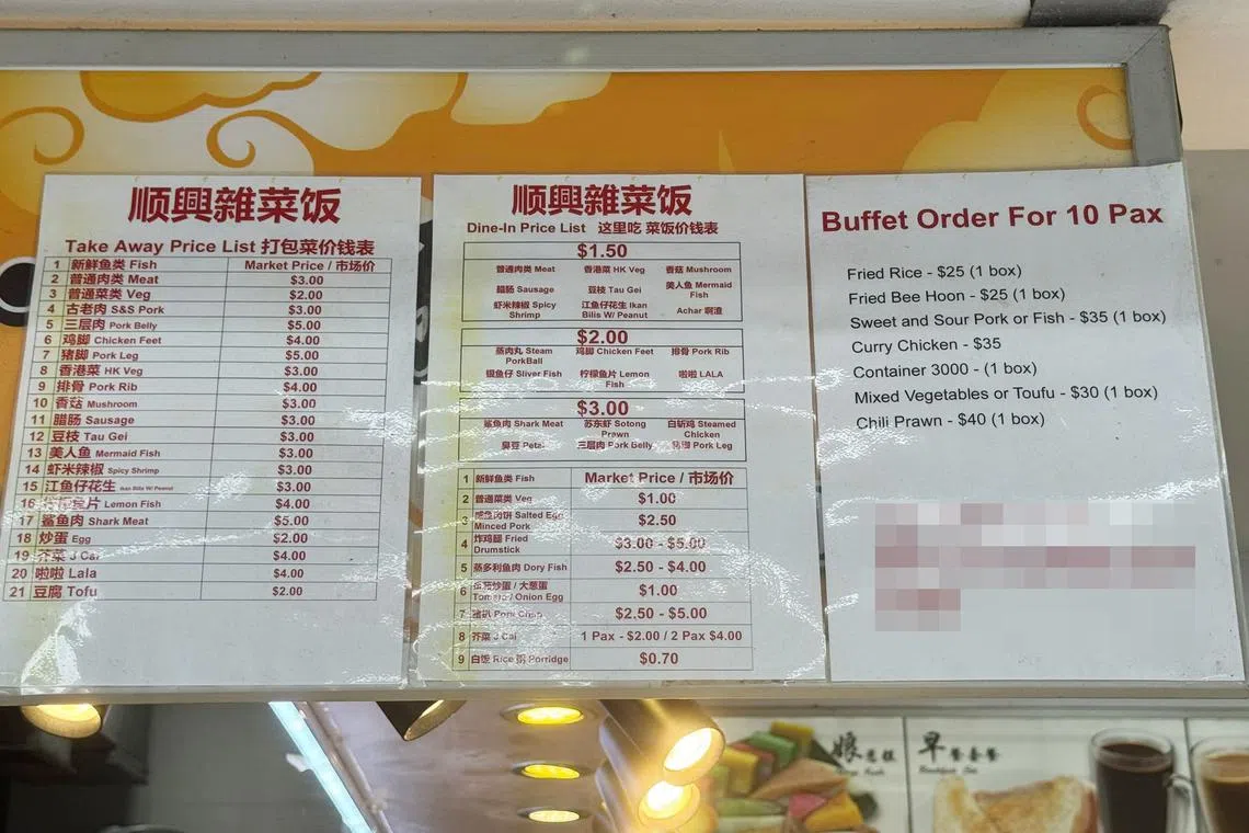 据观察，摊位前明显摆有价目表，供顾客参考，而新鲜鱼类则注明“根据市场价”。（黄佑解摄）