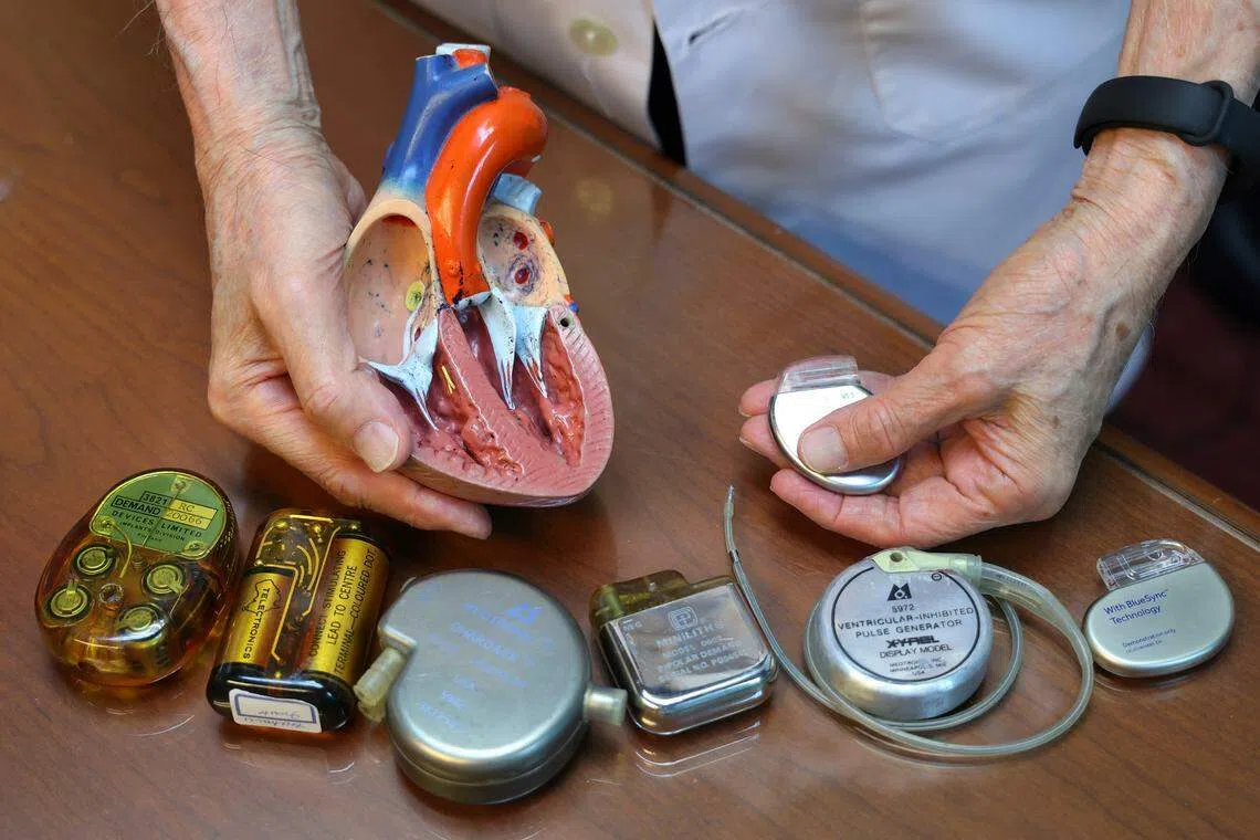 科技发展迅速，最初的心脏起搏器（左起）如掌心般大小，如今越变越小。（林明顺摄）