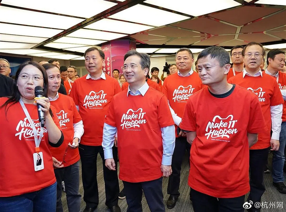 周江勇2019年11月11日赴阿里巴巴集团考察了天猫双11指挥中心，并和马云合影。（杭州网微博）