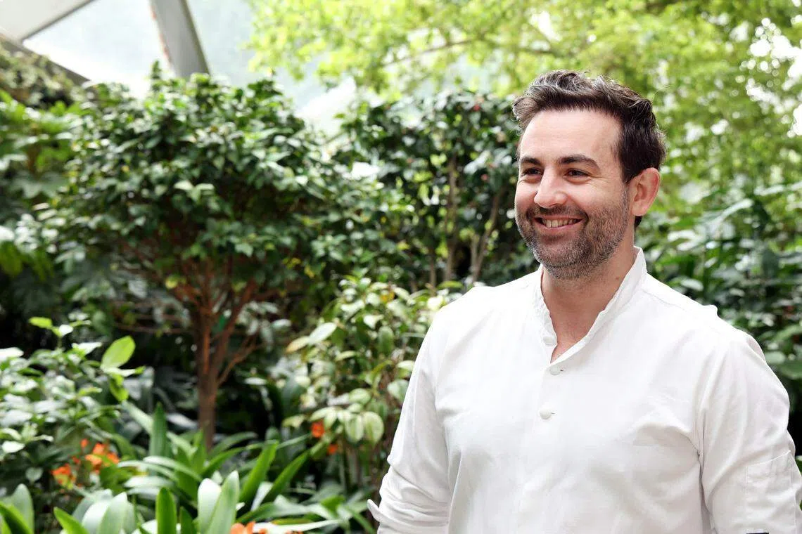 Marguerite餐馆主厨威尔逊喜欢给到家做客的朋友，准备清爽的生菜西班牙冷菜汤与蟹肉甜甜圈。（邝启聪摄）