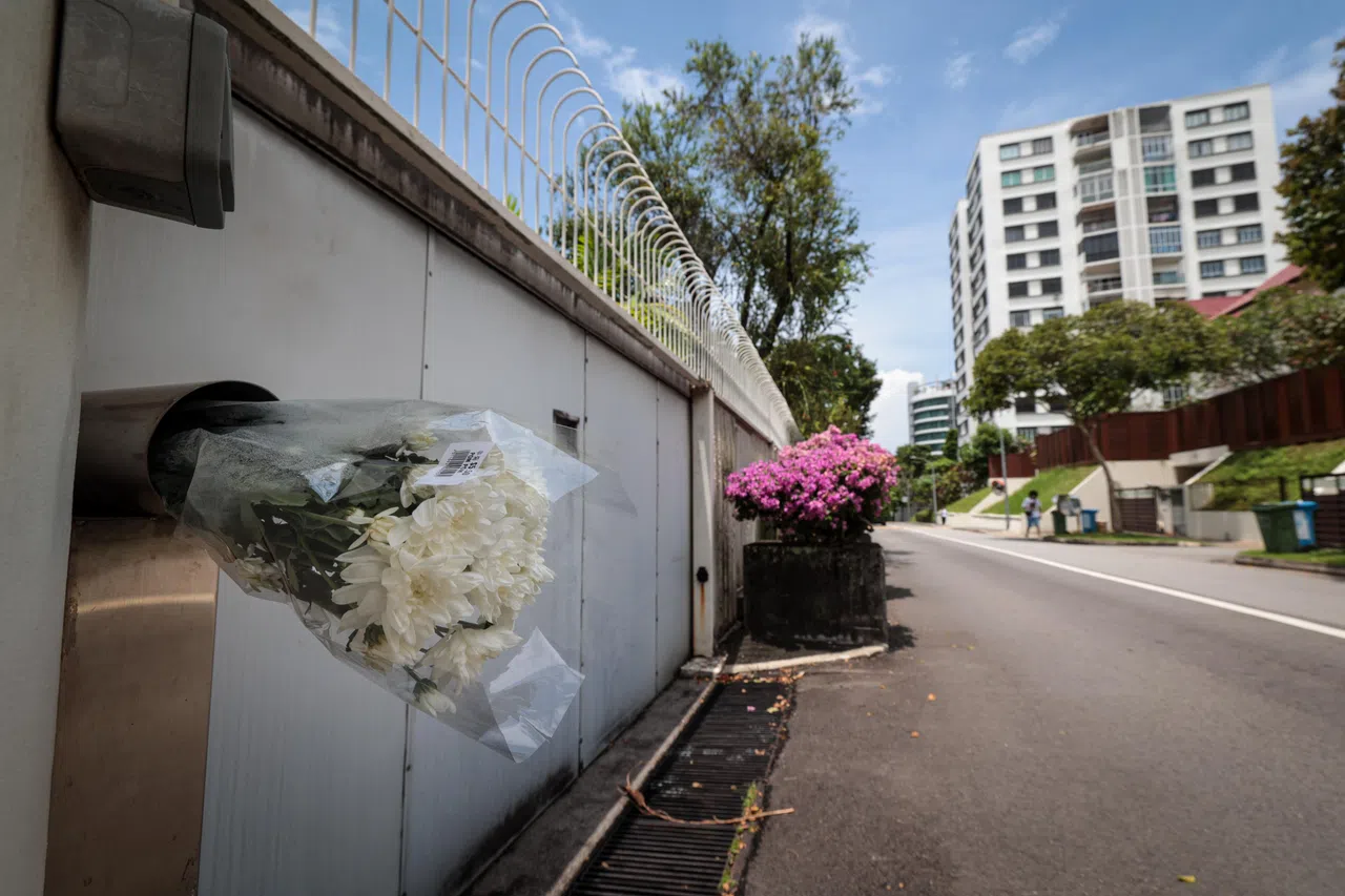 李玮玲医生病逝的消息传出后，她居住的欧思礼路38号房子外，有人献上一束鲜花，表达哀思。（张俊杰摄）
