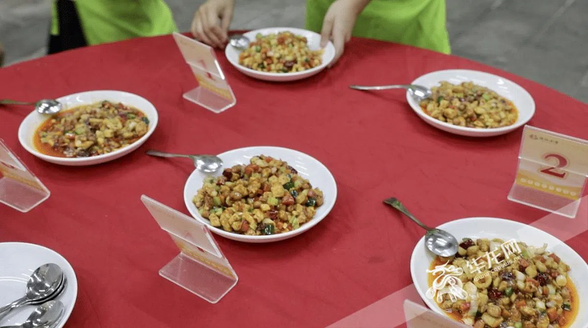 重庆滨江小学的学生们在厨房课上做的菜。（新华社资料图） 