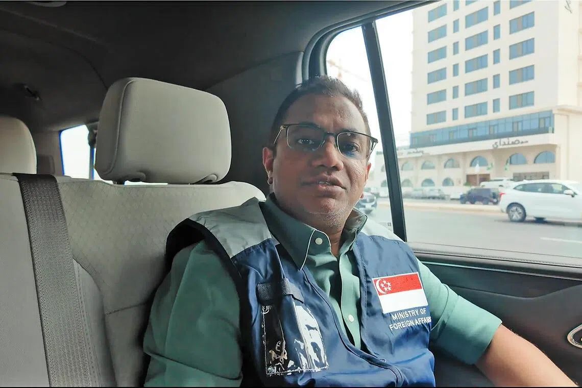 外交部领事应对小组成员费扎尔到沙特阿拉伯第二大城市吉达，协助撤侨行动。（外交部提供）