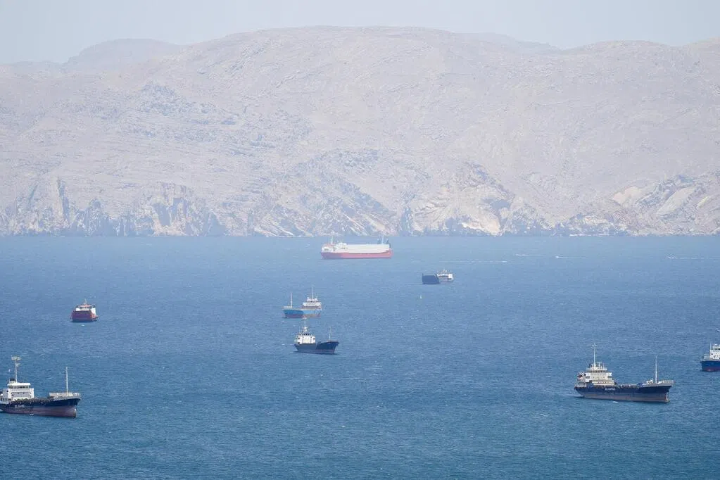 伊朗油轮因美国封锁被迫返航 霍尔木兹海峡交通稀少