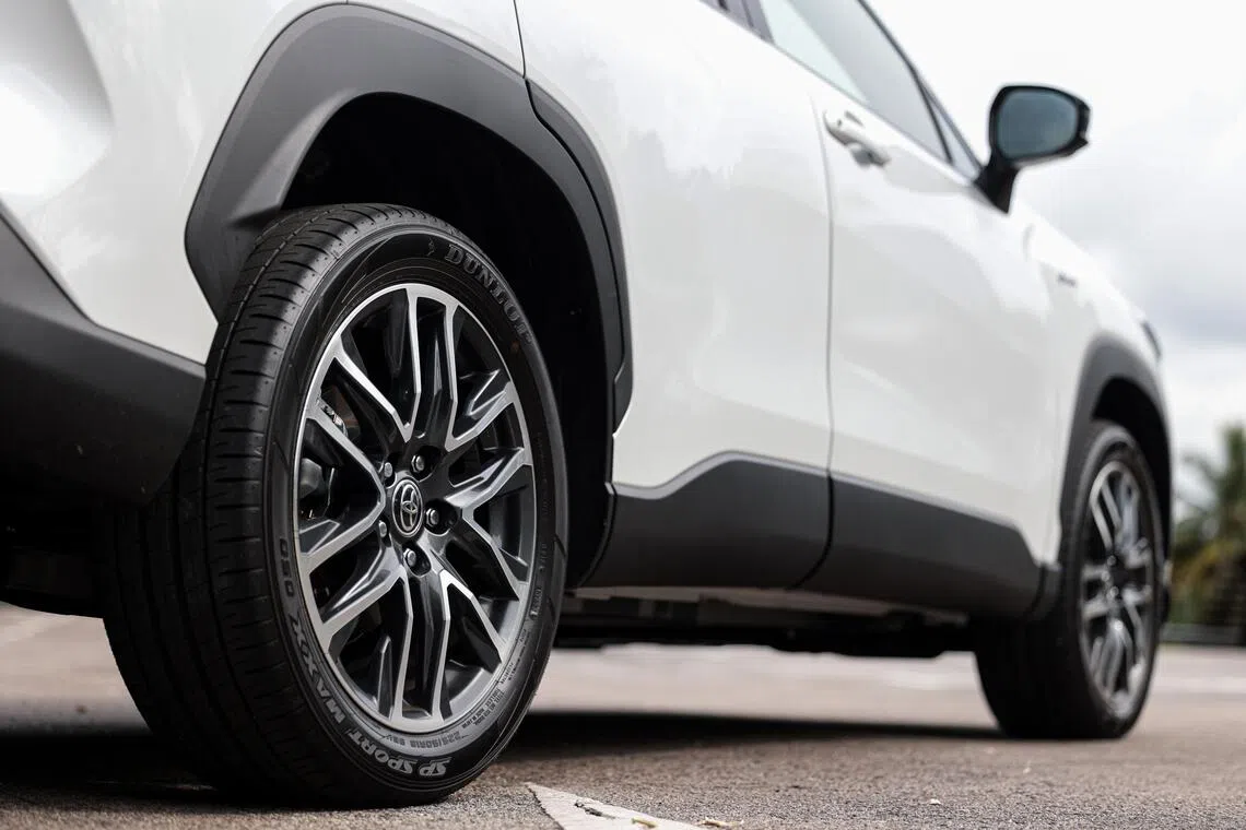 18英寸轮毂搭配黑色防护轮拱和车门下护板，流露些许越野味。（李冠卫摄）