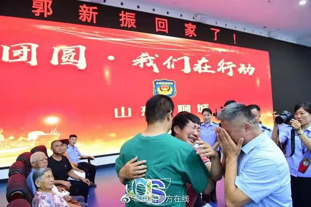 山东、河南两地警方前天在山东聊城为郭刚堂、郭新振一家人举行认亲仪式。（中国公安部新闻中心官方微博）