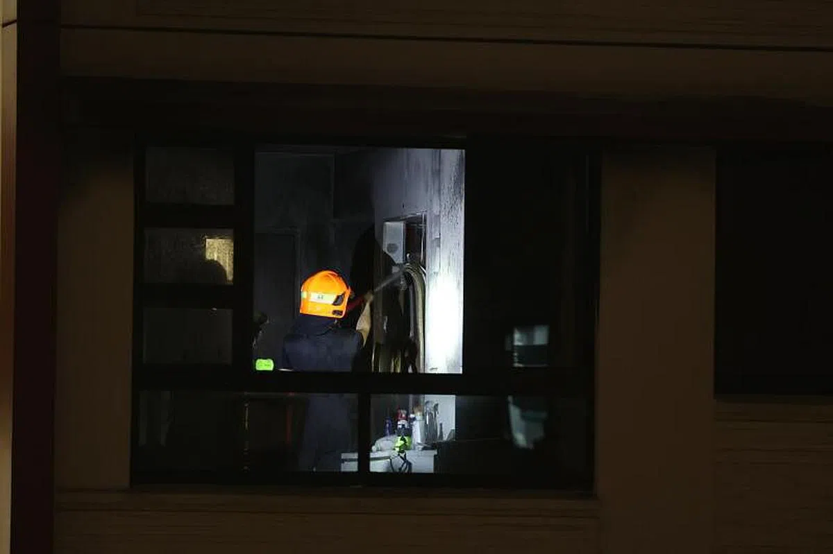 消防员强行进入单位，用一支水枪和一个压缩空气泡沫背包将火扑灭。（关俊威摄）