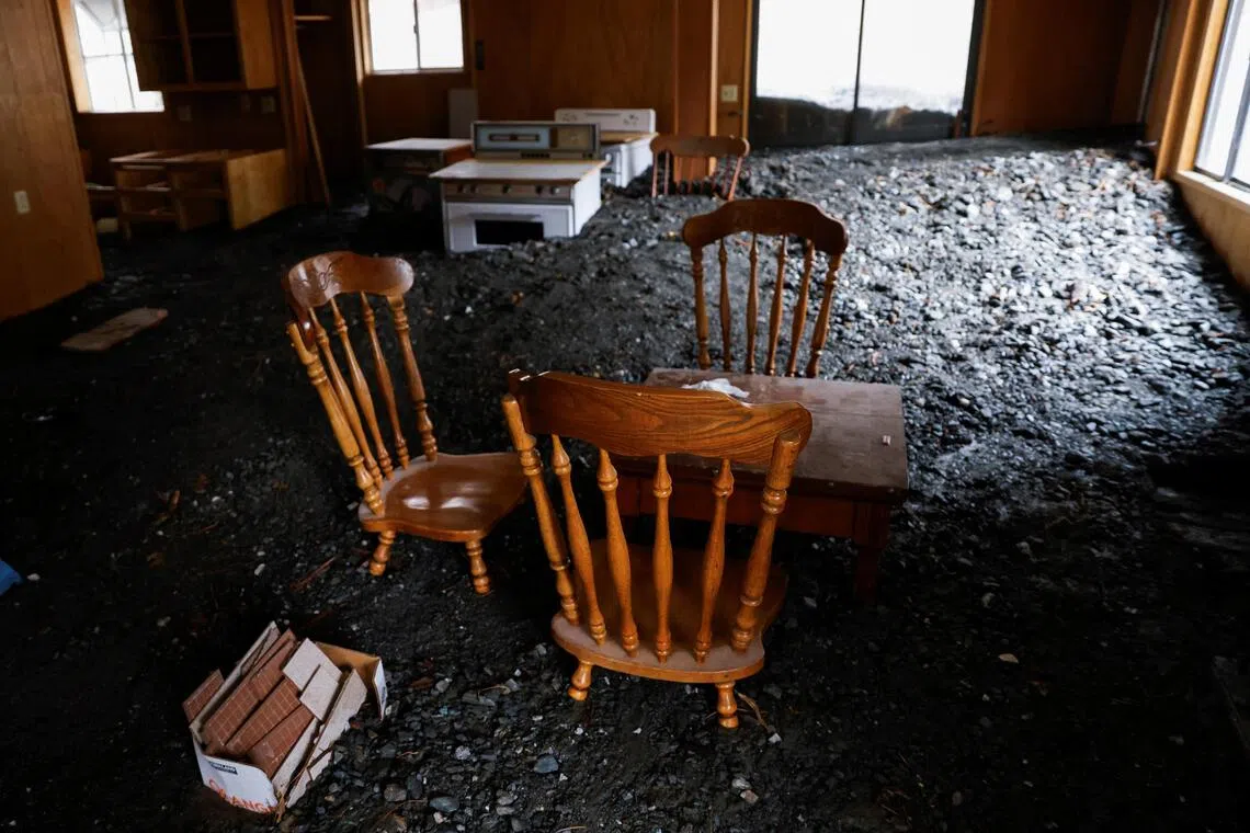 12月26日，暴雨把沙石冲入赖特伍德一栋房屋内，掩埋了一些家具。（路透社）