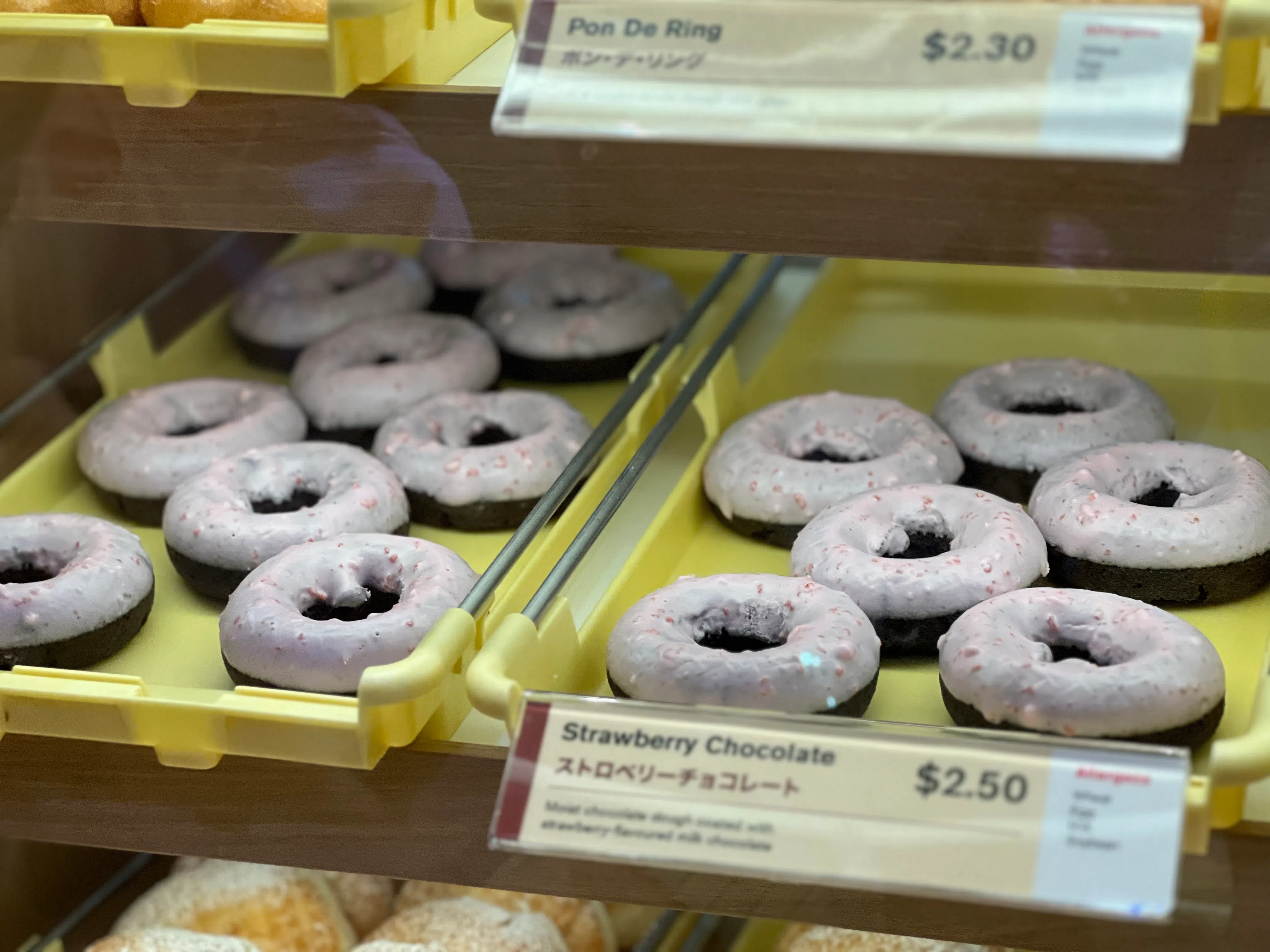 新加坡限定的甜甜圈口味：“Strawberry Chocolate”（草莓巧克力）甜甜圈。（叶乐怡摄）