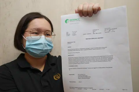 产妇指医院疏忽导致恶露不止 复查报告显示病情与罕见并发症相关