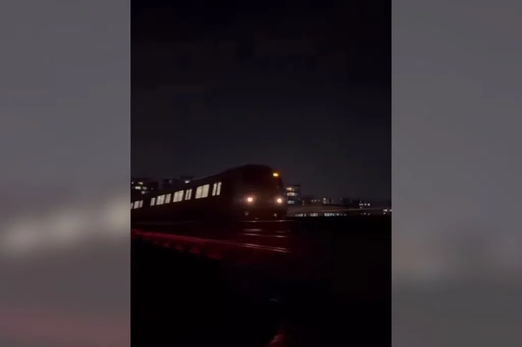 为探险爬鹰架闯地铁轨道拍视频 17岁少年认罪