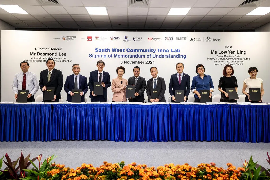 担任西南区市长的贸工部兼文化、社区及青年部高级政务部长刘燕玲（左五）与本地九个高等教育学府代表签署理解备忘录，由主管社会服务整合事务的国家发展部长李智陞（左六）见证。（白艳琳摄）