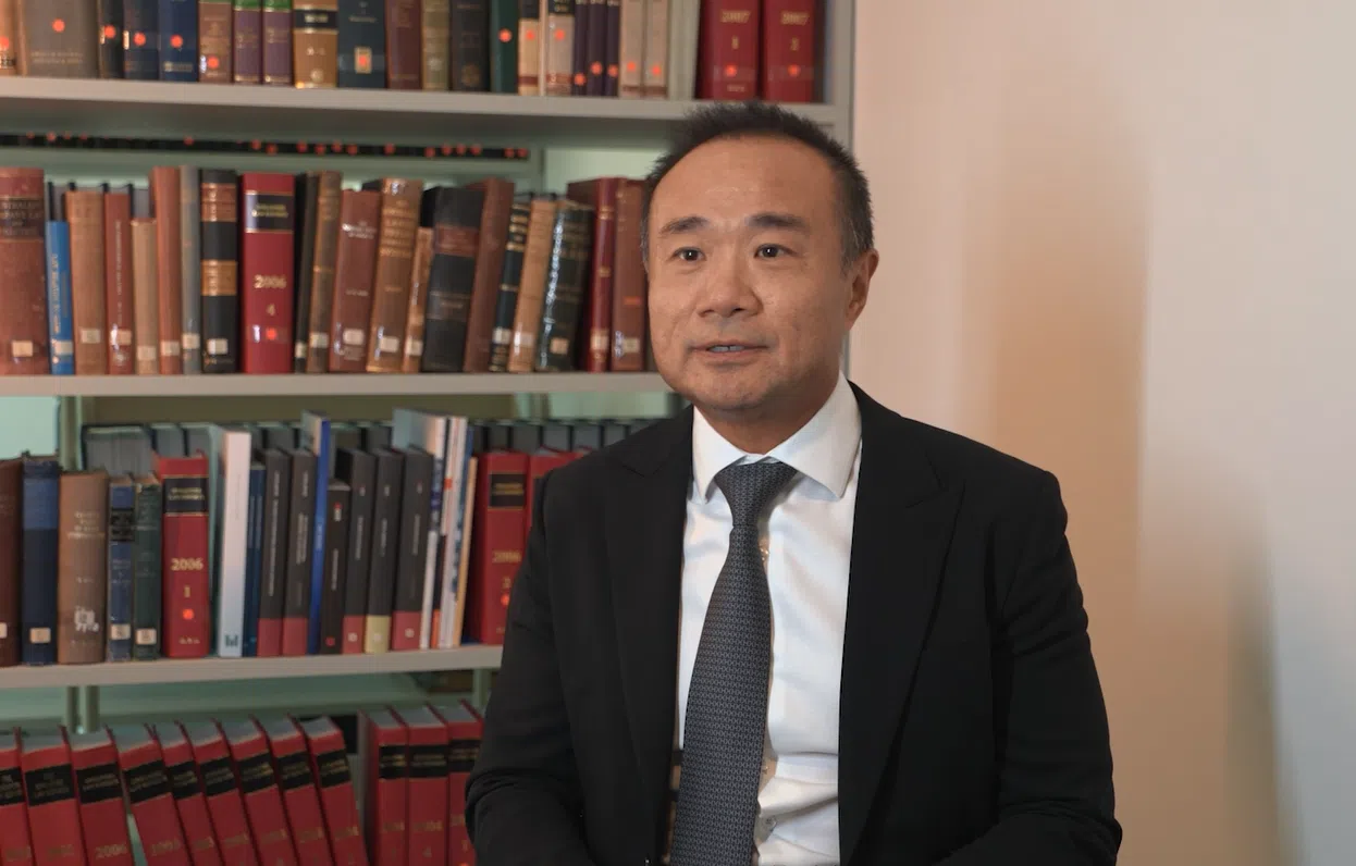 德尊律师事务所刑法业务部联合负责人黄庆健律师提到，发生在线下的欺诈可能面临更重的刑罚。（视频截图）