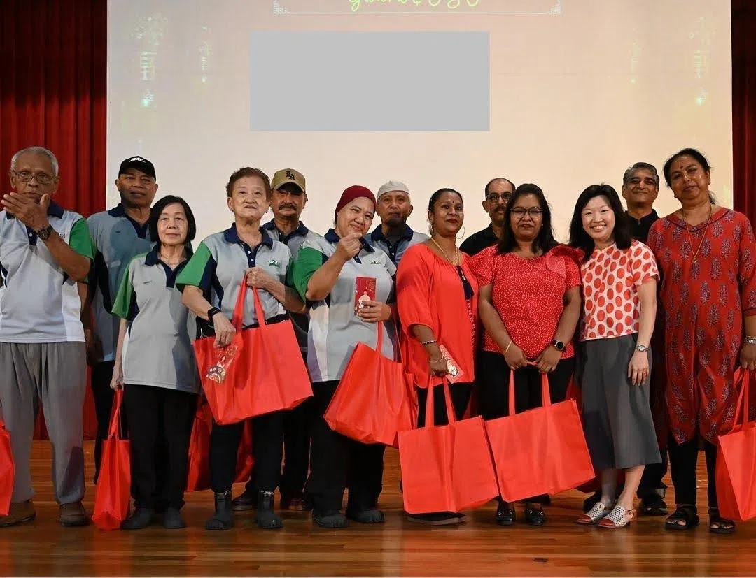 学校也给非教学人员送上新年礼包和祝福，为 “祝福计划”画上美好句点。（长老会中学提供）