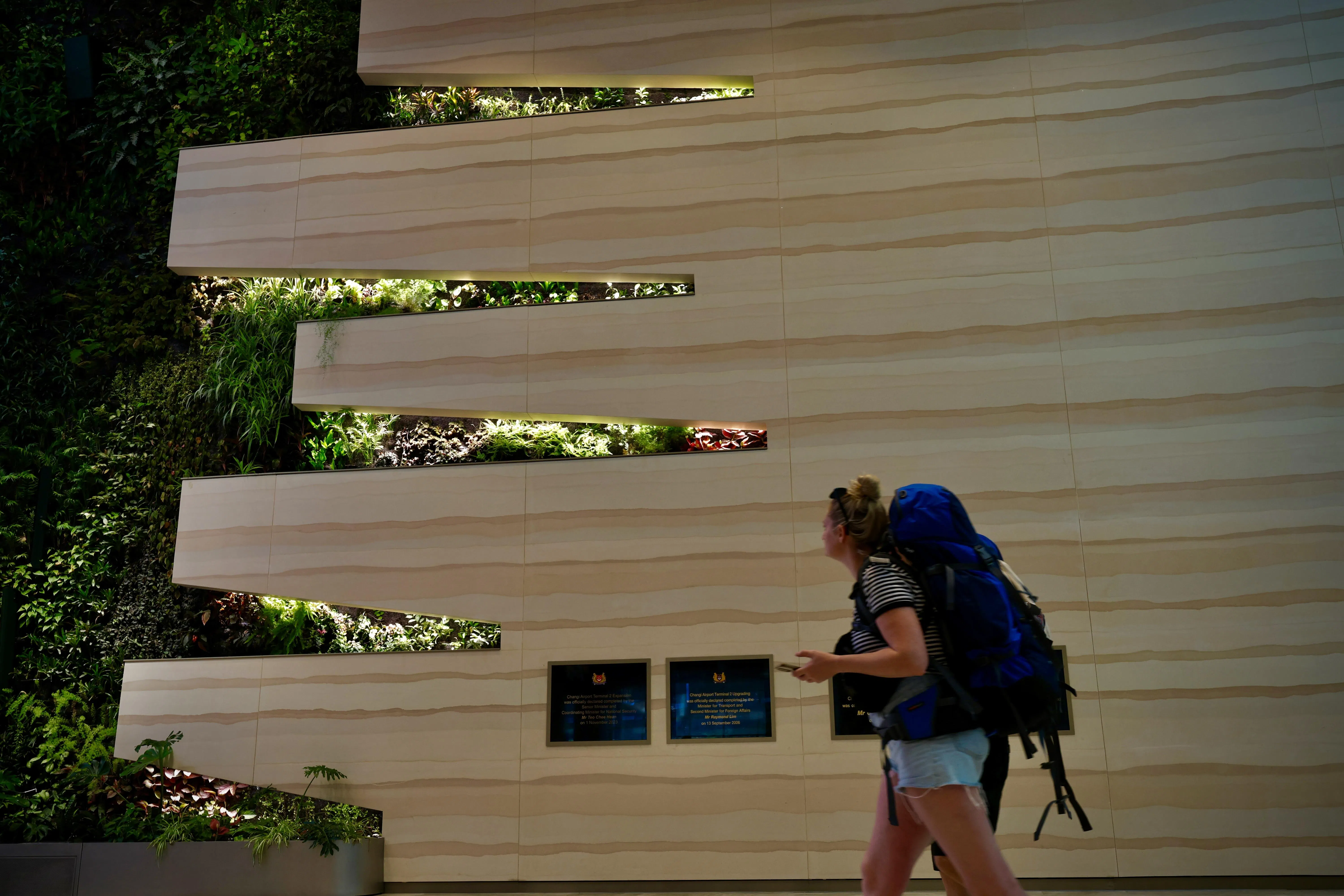 为了给樟宜机场第二搭客大厦打造具有特色又环保的墙面，设计团队找到法国工匠，手工制作灰泥墙，仿效中东常见的夯土。（陈来福摄）