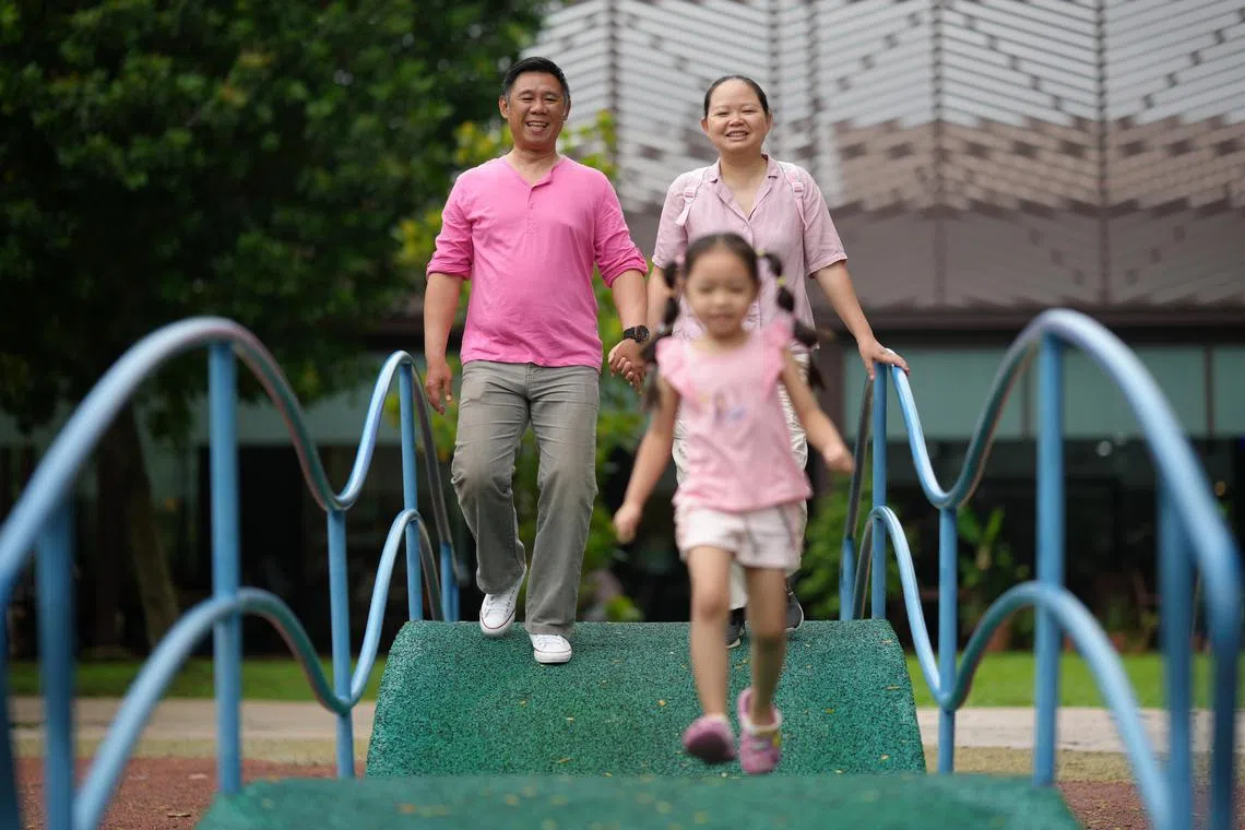 疫情打击了彭新庆的保安公司生意，他说妻女给了他振作起来的力量，现在他开设游泳学校教导小孩游泳。（谢智扬摄）