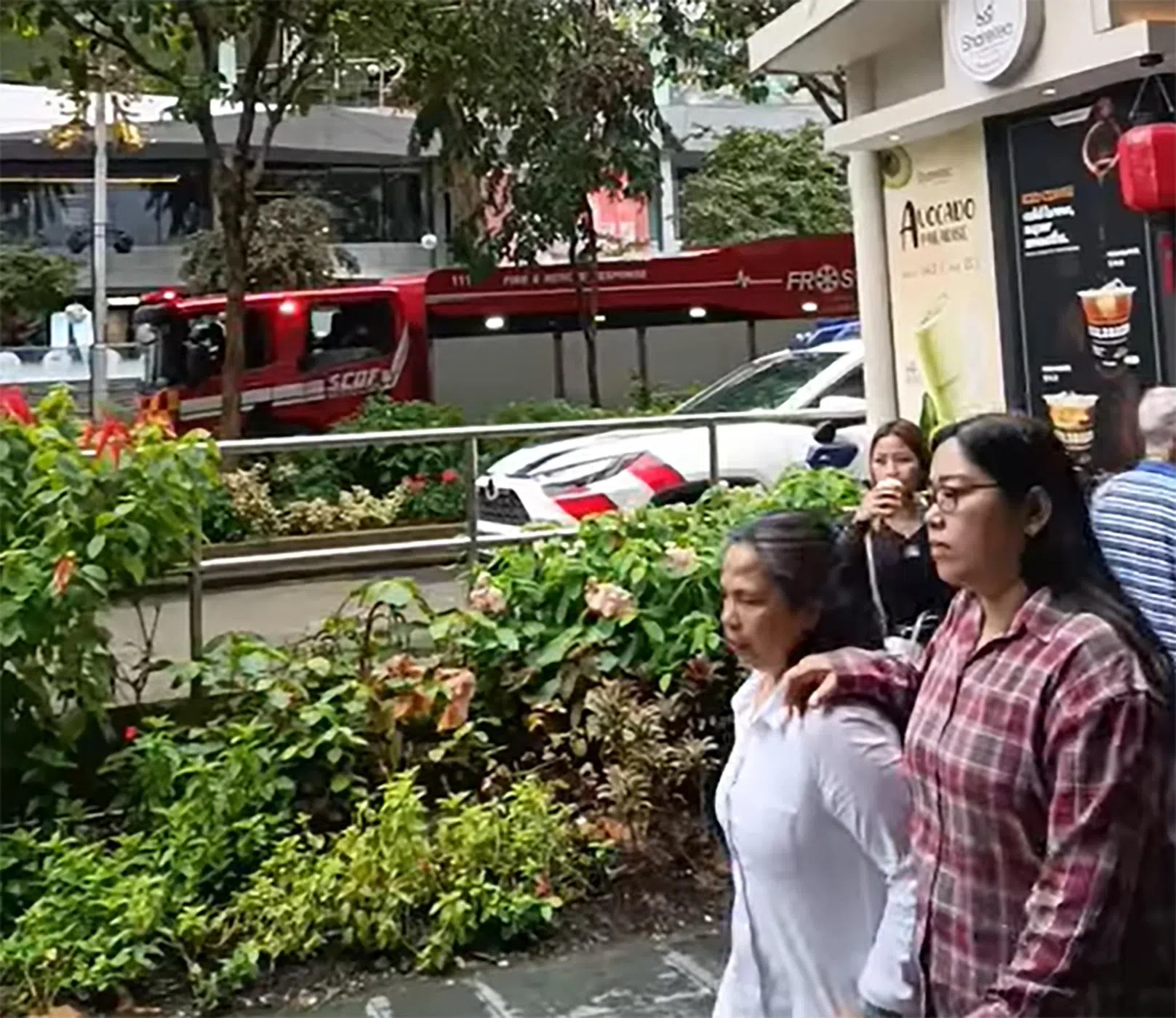 乌节路幸运商业中心六楼发生火患，20名公众自行疏散。（脸书视频截图）