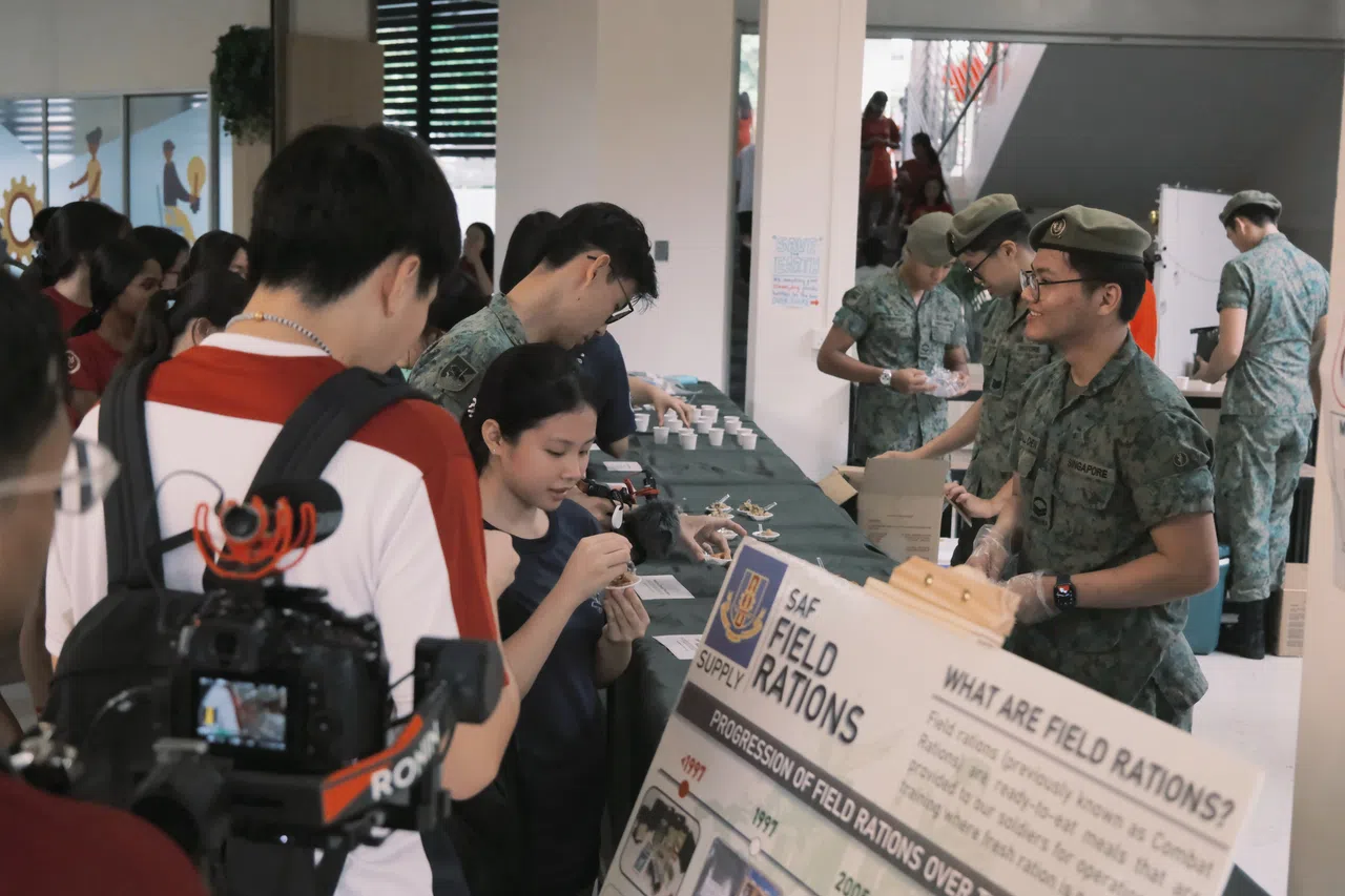 新加坡步兵团第三营的军人与学生交流。（学生摄影通讯员施策摄）