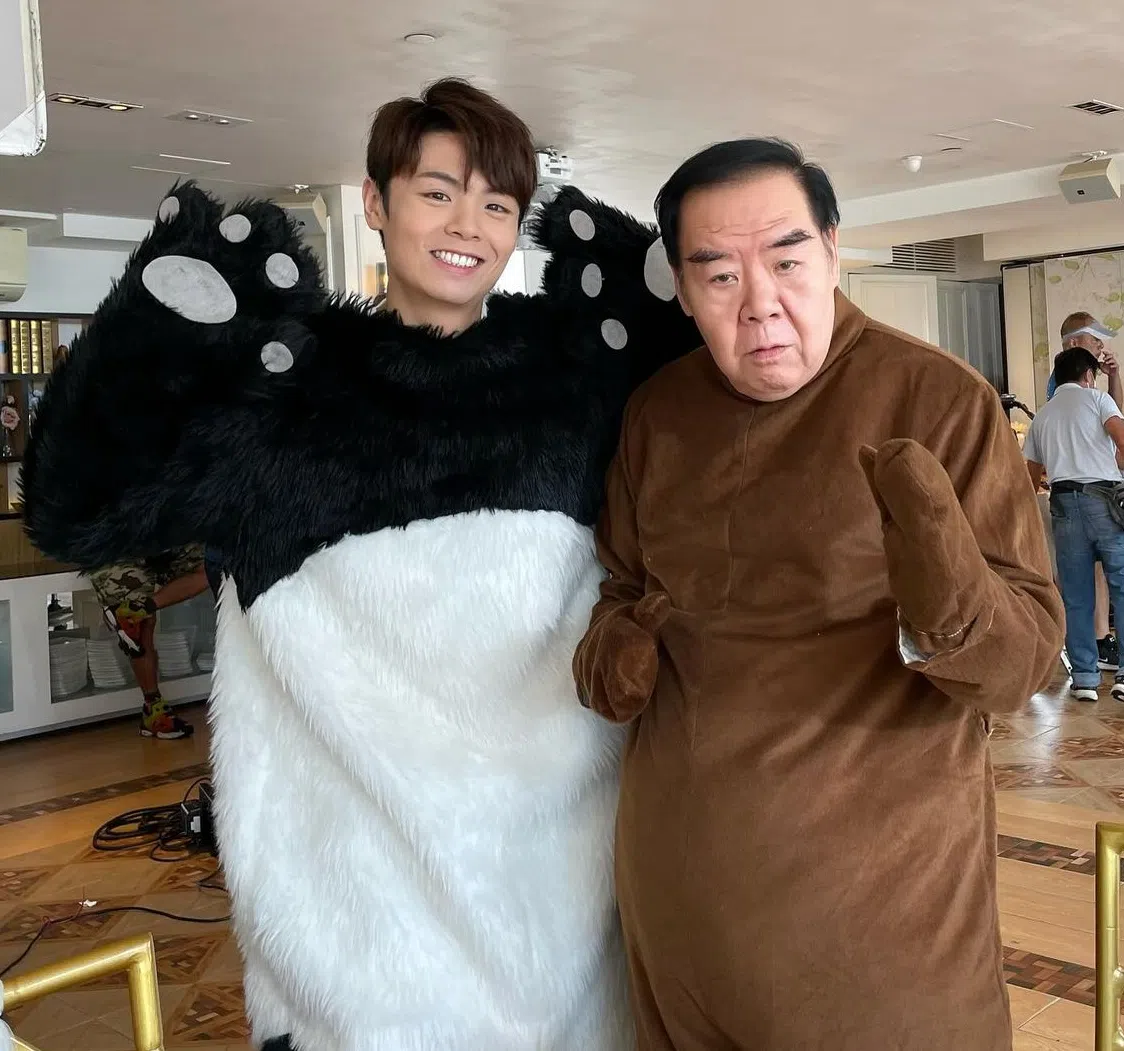 冼靖峰（左）在《神耆小子》与郑则仕有许多对手戏，他说跟这位前辈合作受益匪浅。（取自艺人IG）