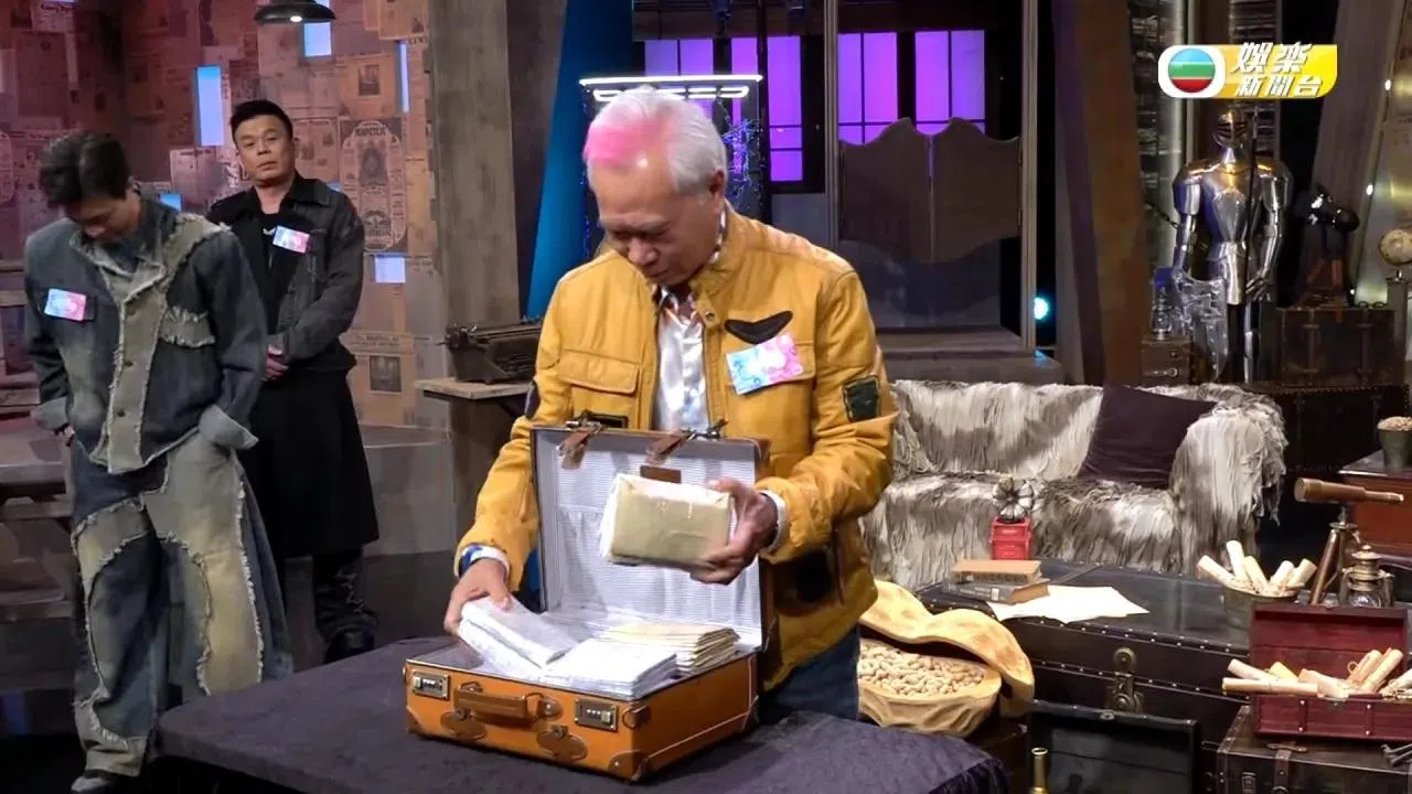 李龙基上电视分享他和王青霞通讯的400多封情书。（视频截图）