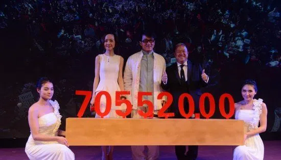 成龙六十大寿时借庆生做慈善，筹到70万港币（现约为12万新元）善款。（互联网）