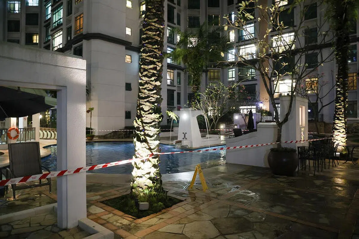 公寓内已拉起封锁线，封锁事发地点的游泳池。（蔡家增摄）