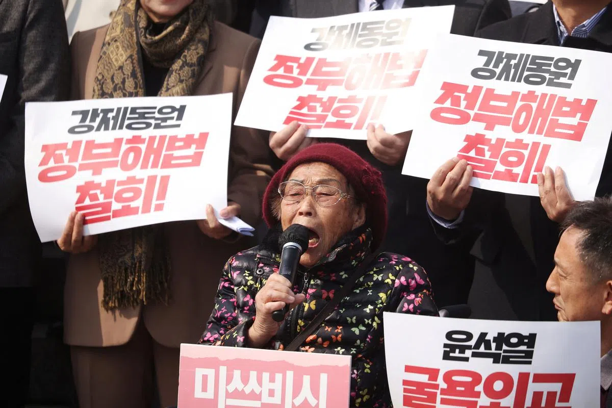 3月7日，强征劳工受害者梁金德和其他民间团体人士，在韩国国会大楼前举行集会，谴责政府的代赔方案。（法新社）