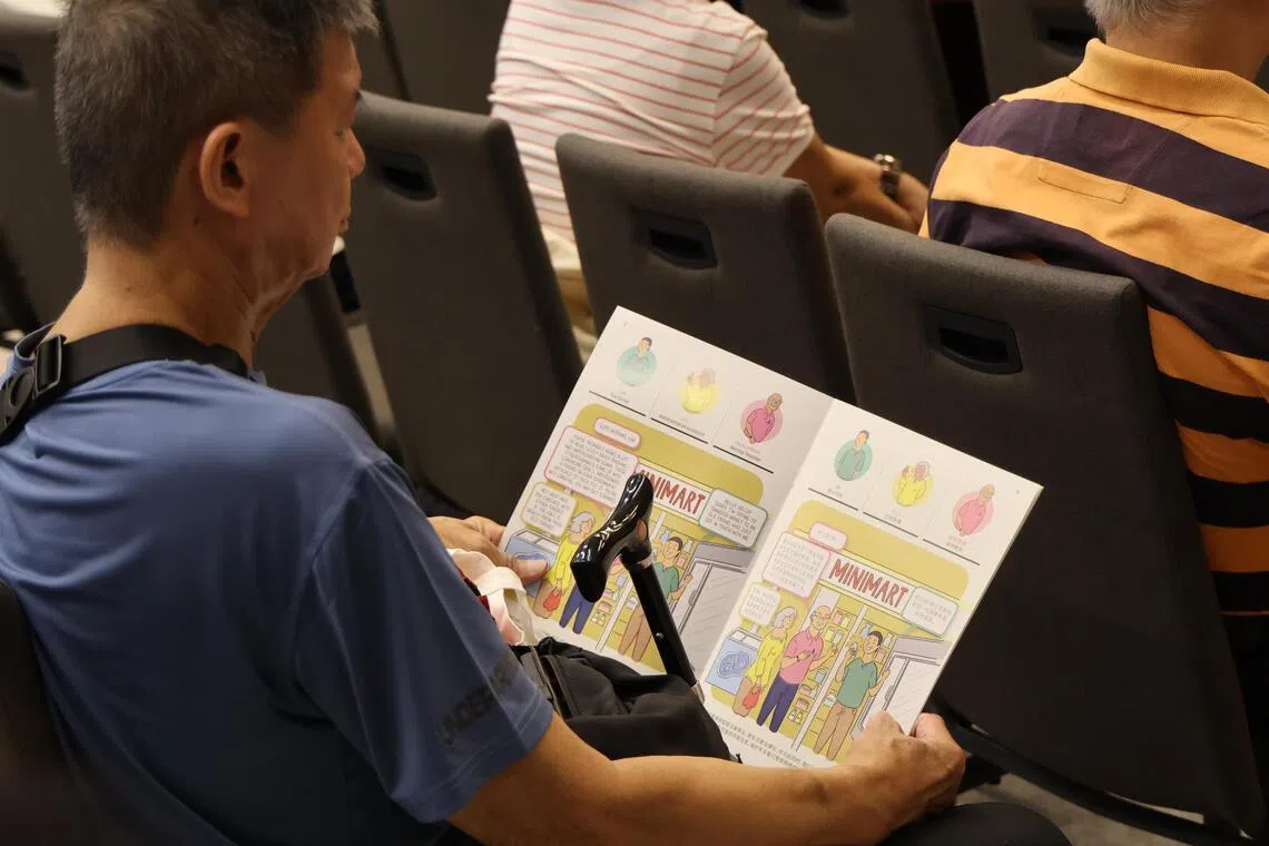 网安局出版的中英《网络安全须知手册》，汇整防诈骗资源，助年长者应对网络威胁。（陈斌勤摄）