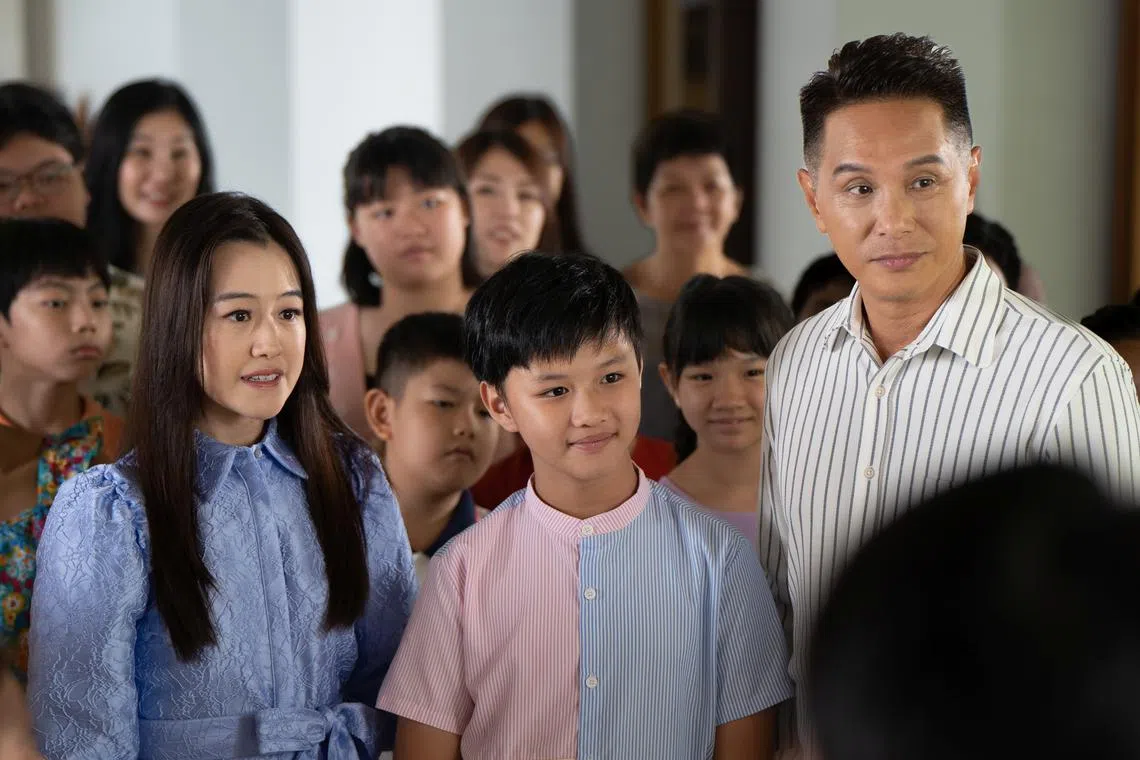 相对于虎妈们，钱翰群（前排右）演出的爸爸是比较开明和理智的象征。（嘉华院线提供）