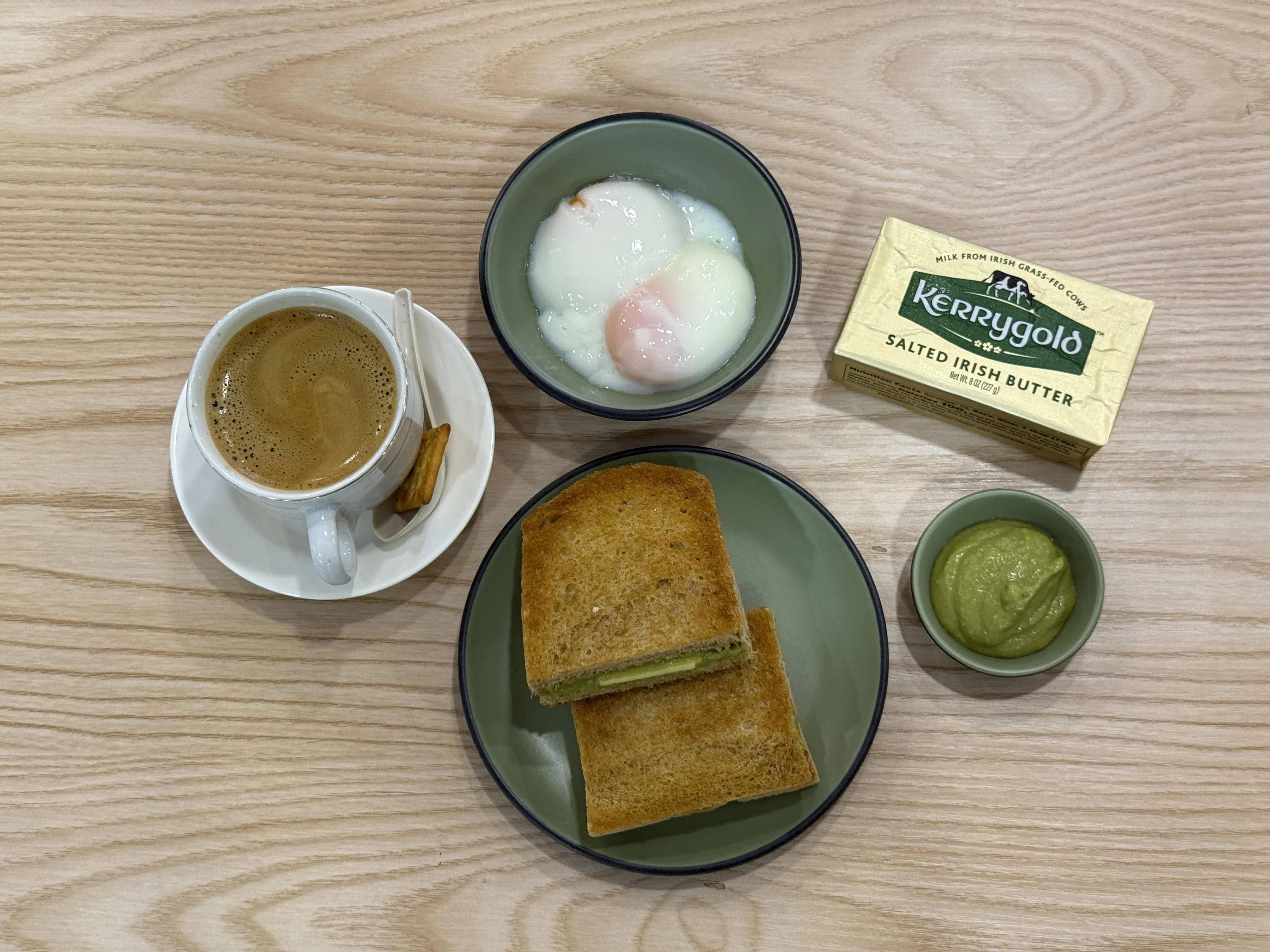 Mighty Kopi的传统早餐下足本钱和心思：自制咖椰用上新鲜班兰叶，以及椰奶和糖各两种；牛油是价钱不低的爱尔兰纯草饲牛油Kerrygold；面包外脆内软，厚度和烘烤程度都恰到好处。（陈映蓁摄）
