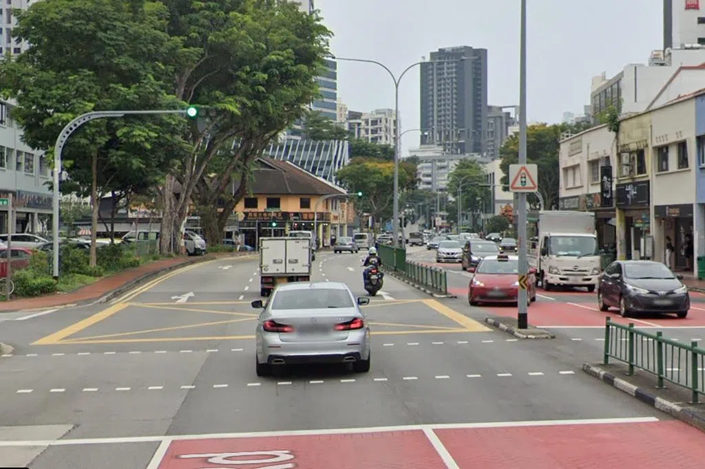 女子酒后违规过马路 遭德士撞飞身亡