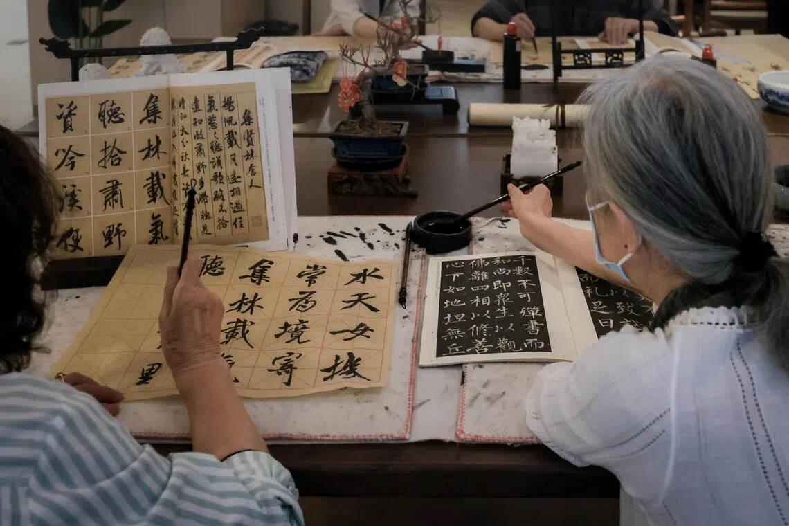 中国的养老院会为住户组织不同的活动，书法便是老年大学其中一项活动。（海峡时报）
