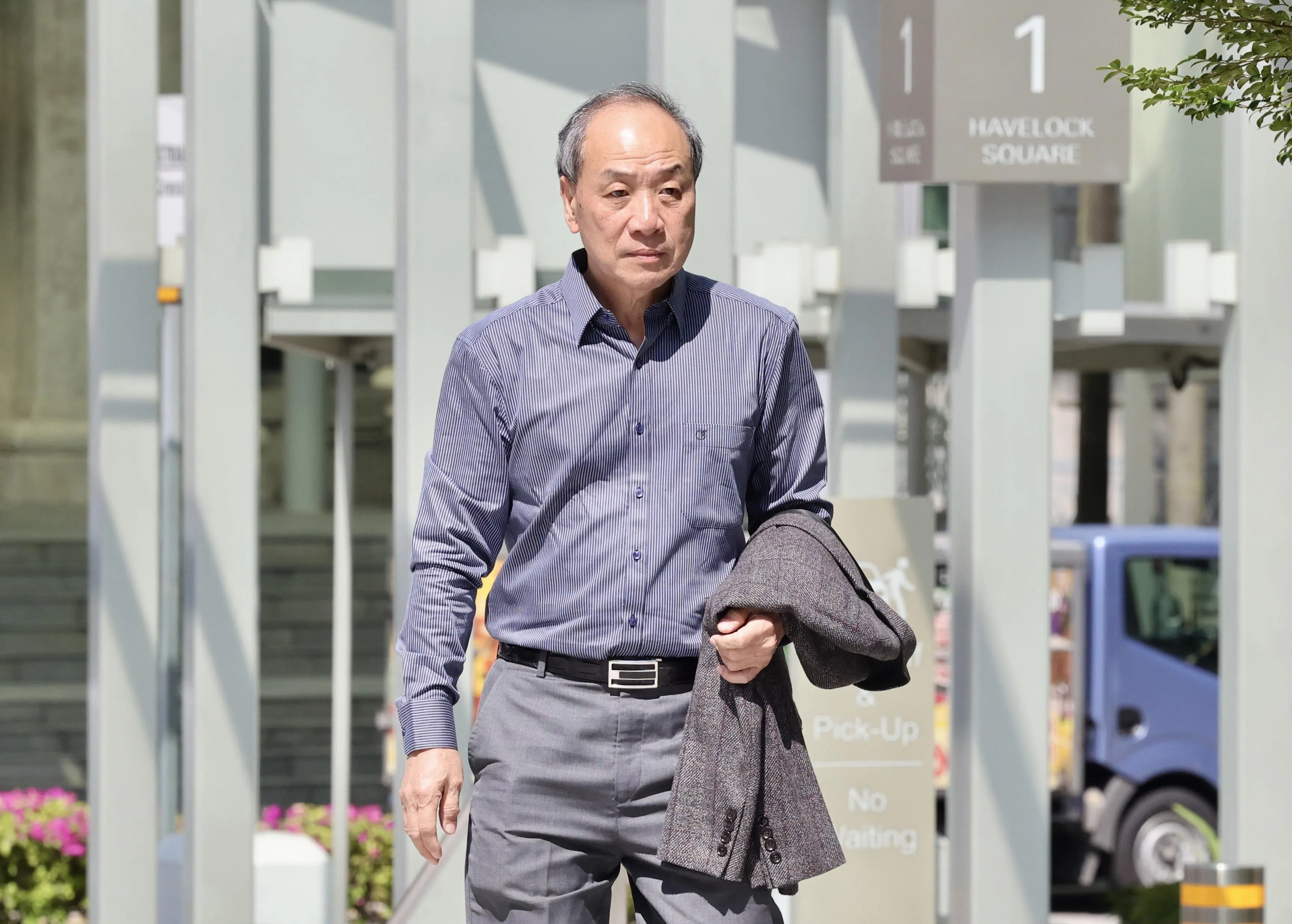 工人党前秘书长刘程强在下午3时许抵达国家法院。（邬福梁摄）