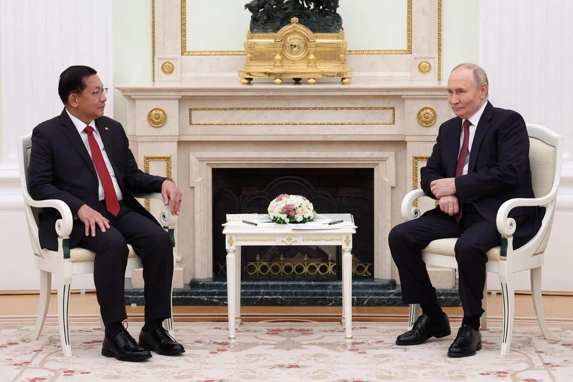 俄罗斯总统普京（右）星期四（9月25日）在莫斯科与到访的缅甸军政府领导人敏昂莱举行会谈，讨论加强双边外交、国防、能源和投资等领域的合作。（法新社）