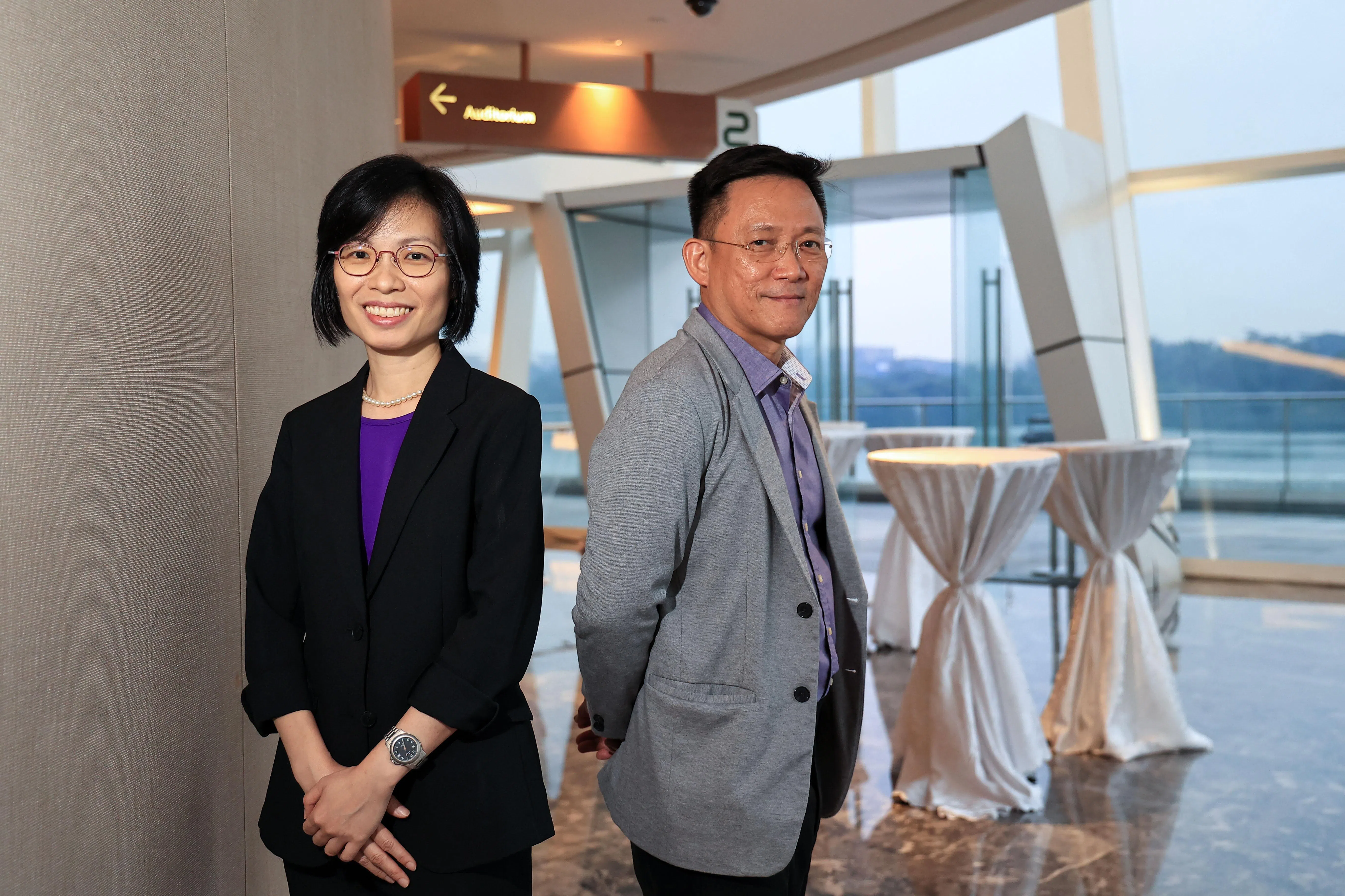 紫色交响乐团驻团作曲兼助理指挥梁洁莹（左）与乐团艺术总监郭勇德（右），带领乐团成员呈献一首首动听的曲目。（吴先邦摄）