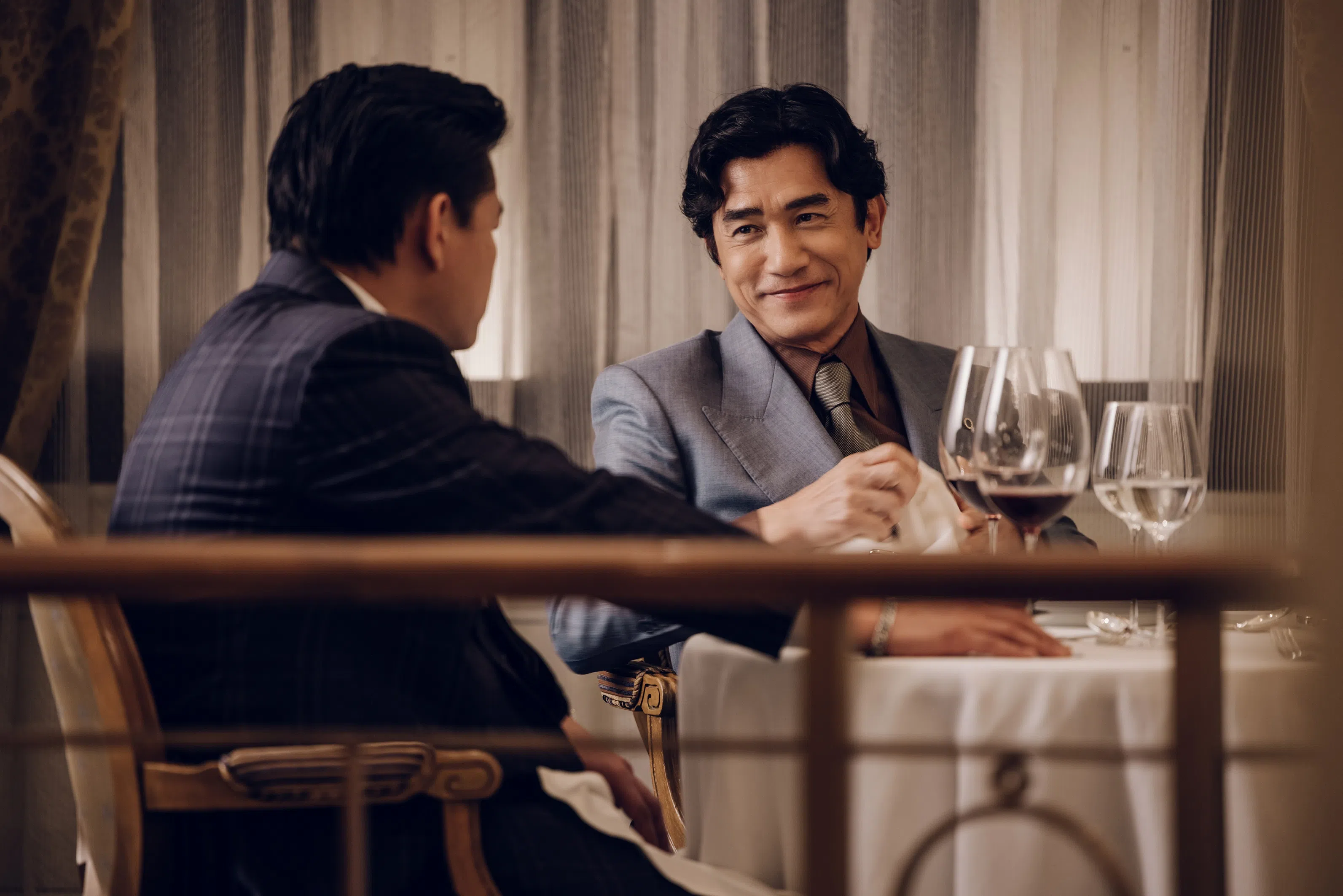 梁朝伟被刘德华审问的戏，全程一言不发，一问三不答，仅靠眼神的表情就把戏带出来。（邵氏机构提供）