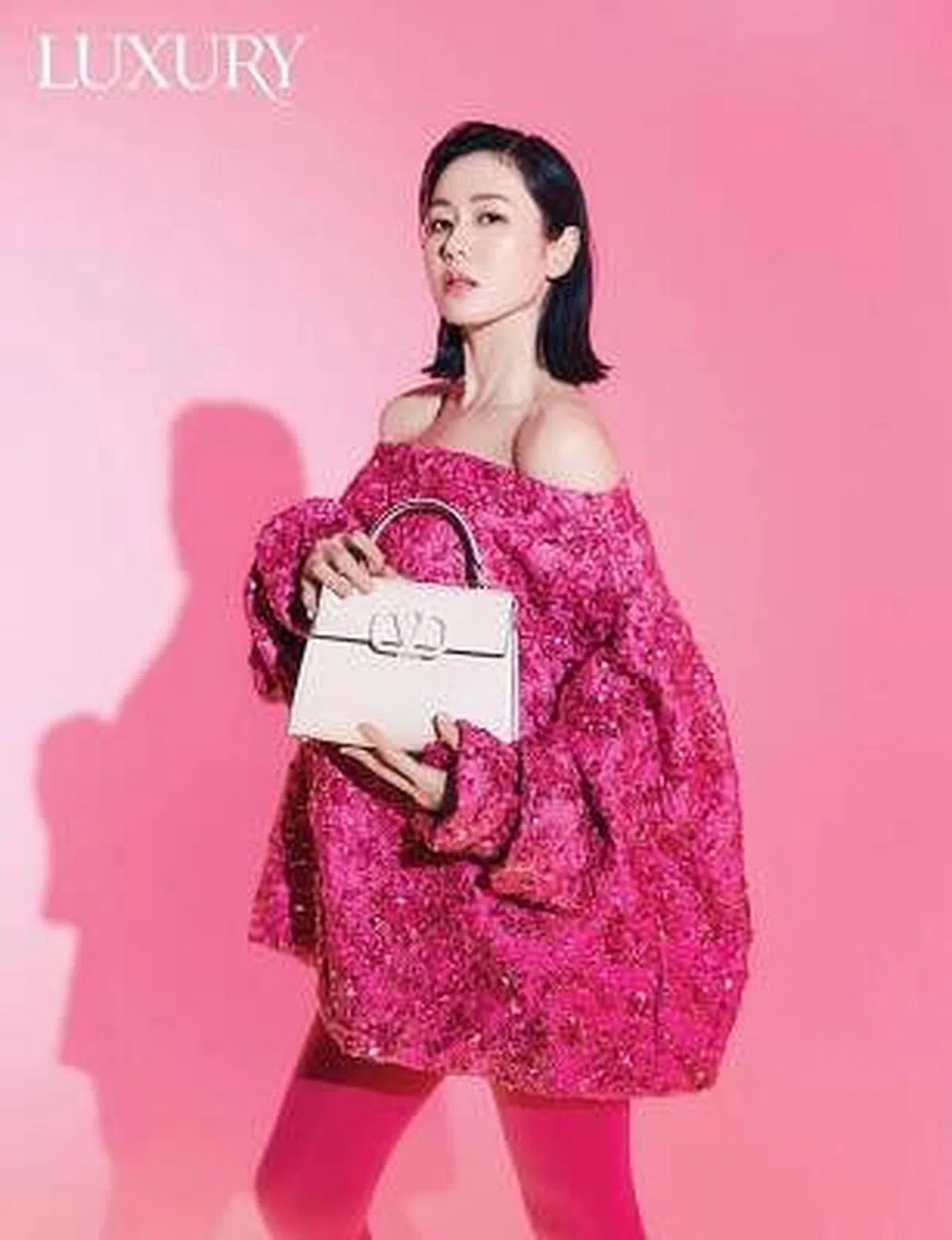 韩星孙艺珍怀孕时为华伦天奴拍摄，露出香肩。（互联网）