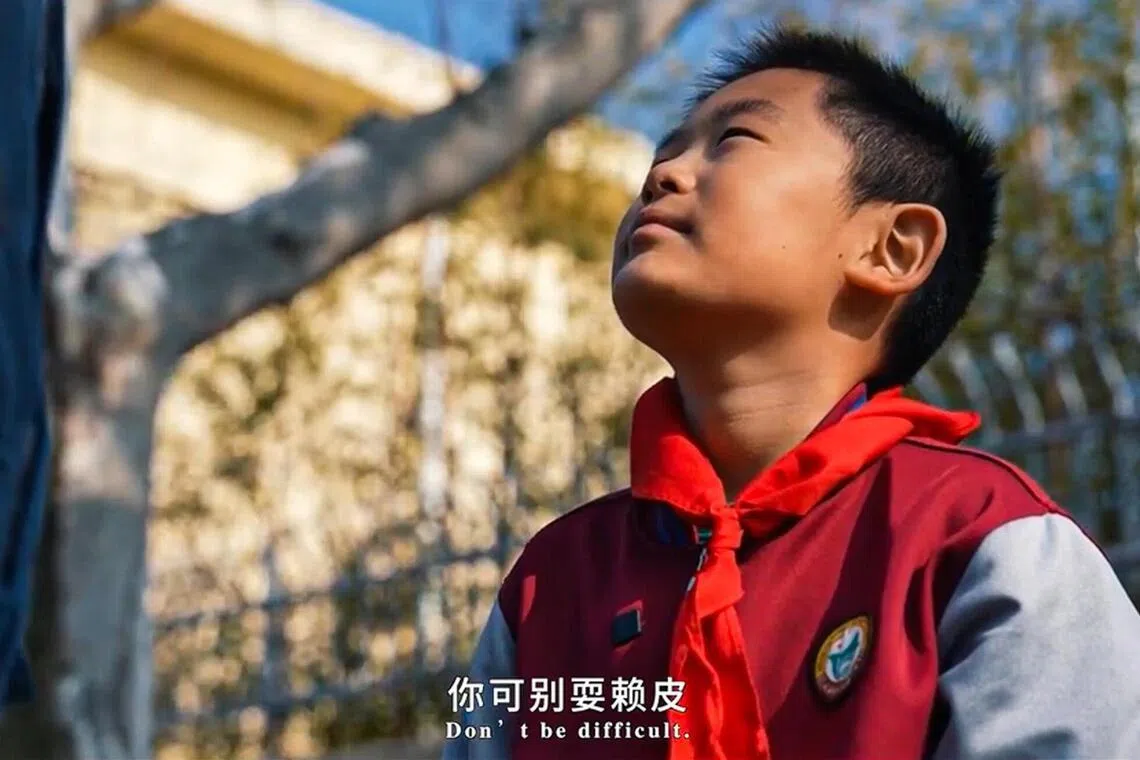 中国解放军新闻传播中心客户端“中国军号”星期三（4月22日）发布主题宣传片《向大洋》。片尾处，舰长父亲接儿子“小湾”放学回家，小湾说想再玩一会，父亲回说，“你可别耍赖皮”。（中国解放军视频截图）