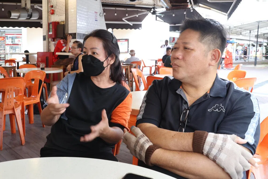 包点摊主陈德铭（右）和张明芳（左）遇女顾客误付4000多元，相隔近两小时才返回索取退款。（吴伟国摄）