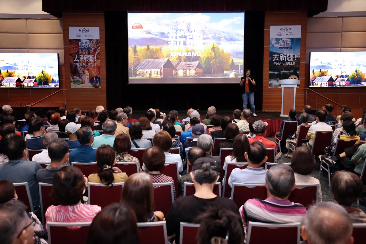 旅游分享会全场爆满，代表中欧航旅的合作伙伴——旅游设计师邓丽君介绍南北疆与古丝绸之路的行程，以及包机直飞蒙古的特色旅游。（梁麒麟摄）