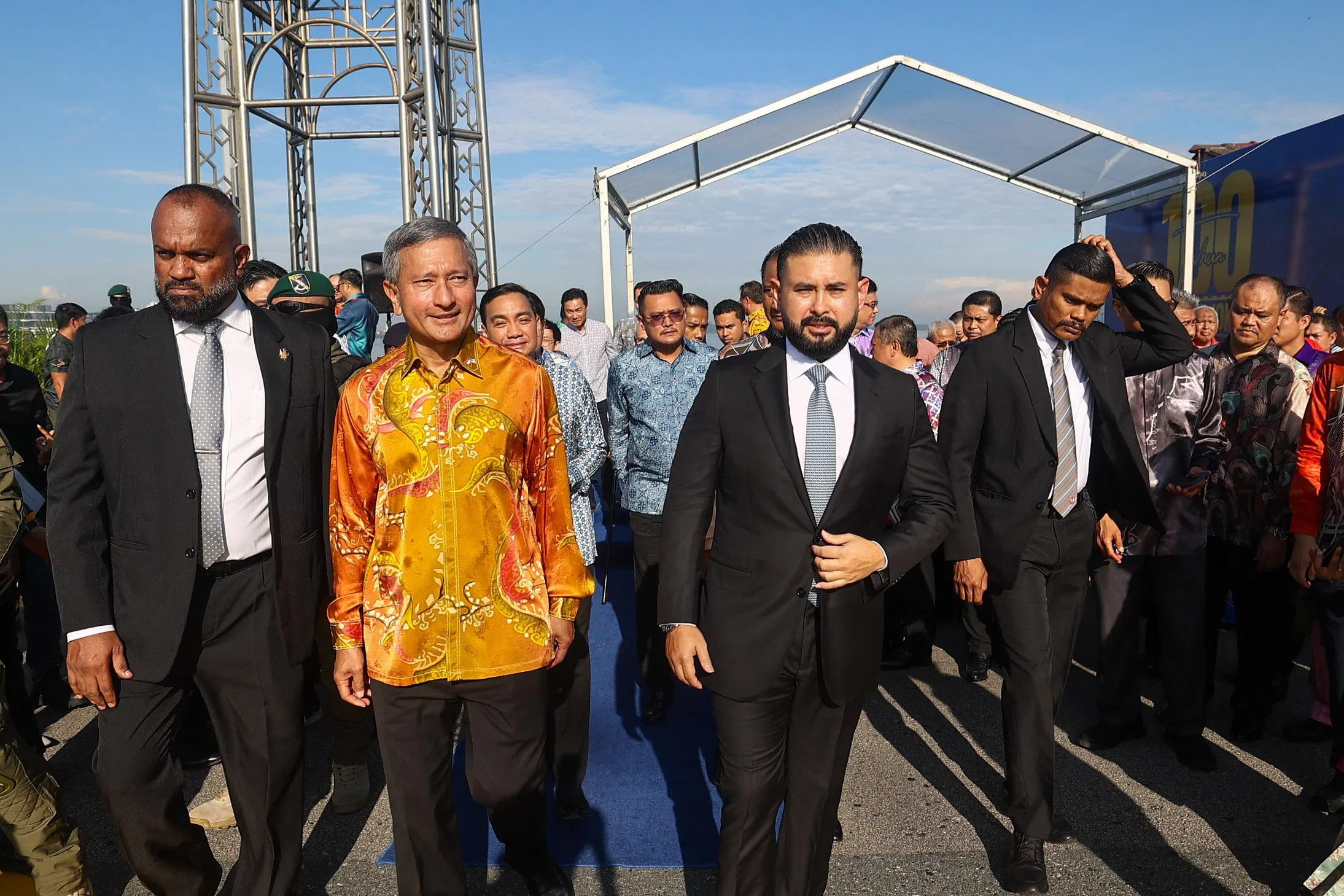 外交部长维文医生（左二）说：“我要感谢柔佛摄政王东姑依斯迈（左三）和柔佛州务大臣翁哈菲兹今天上午主持的长堤百年庆祝活动。”（陈渊庄摄）