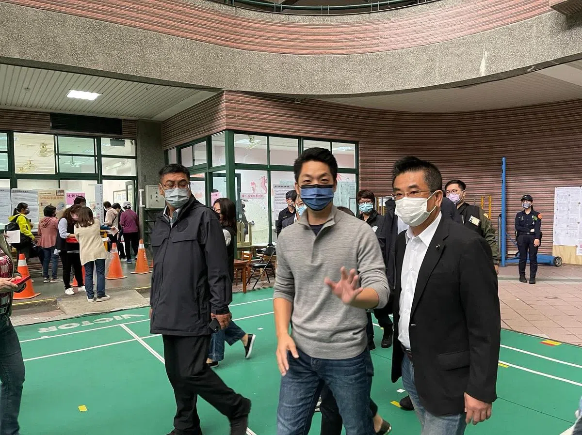 蒋万安（中）星期六上午到大直的永安国小投票。（庄慧良摄）