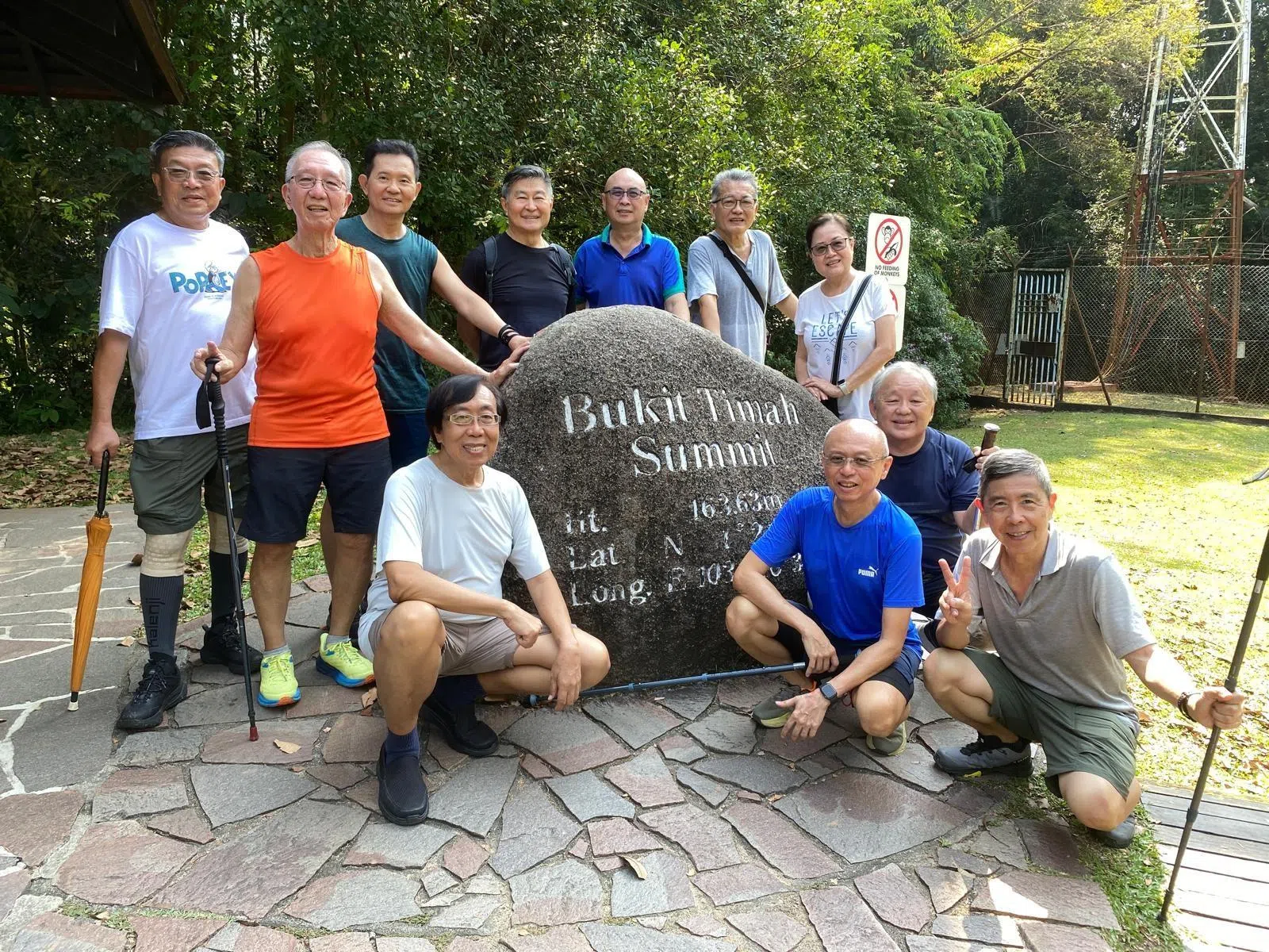 心脏病发后暂停爬山的李良颖，最近克服了心理障碍，重新和健行队友一起爬武吉知马山。（受访者提供）