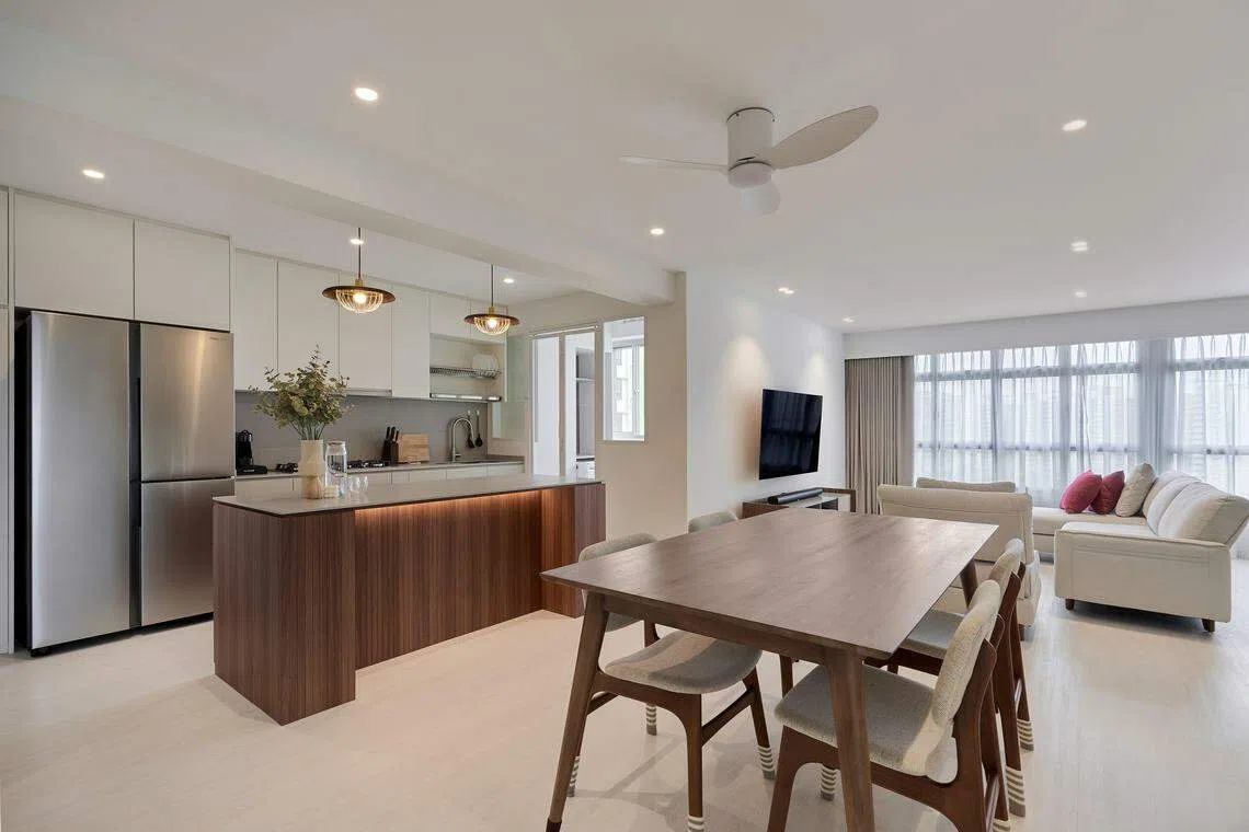 Fernvale Riverbow单位的中岛间隔厨房烹饪区、用餐区和客厅。（Capture A Life Studio提供）